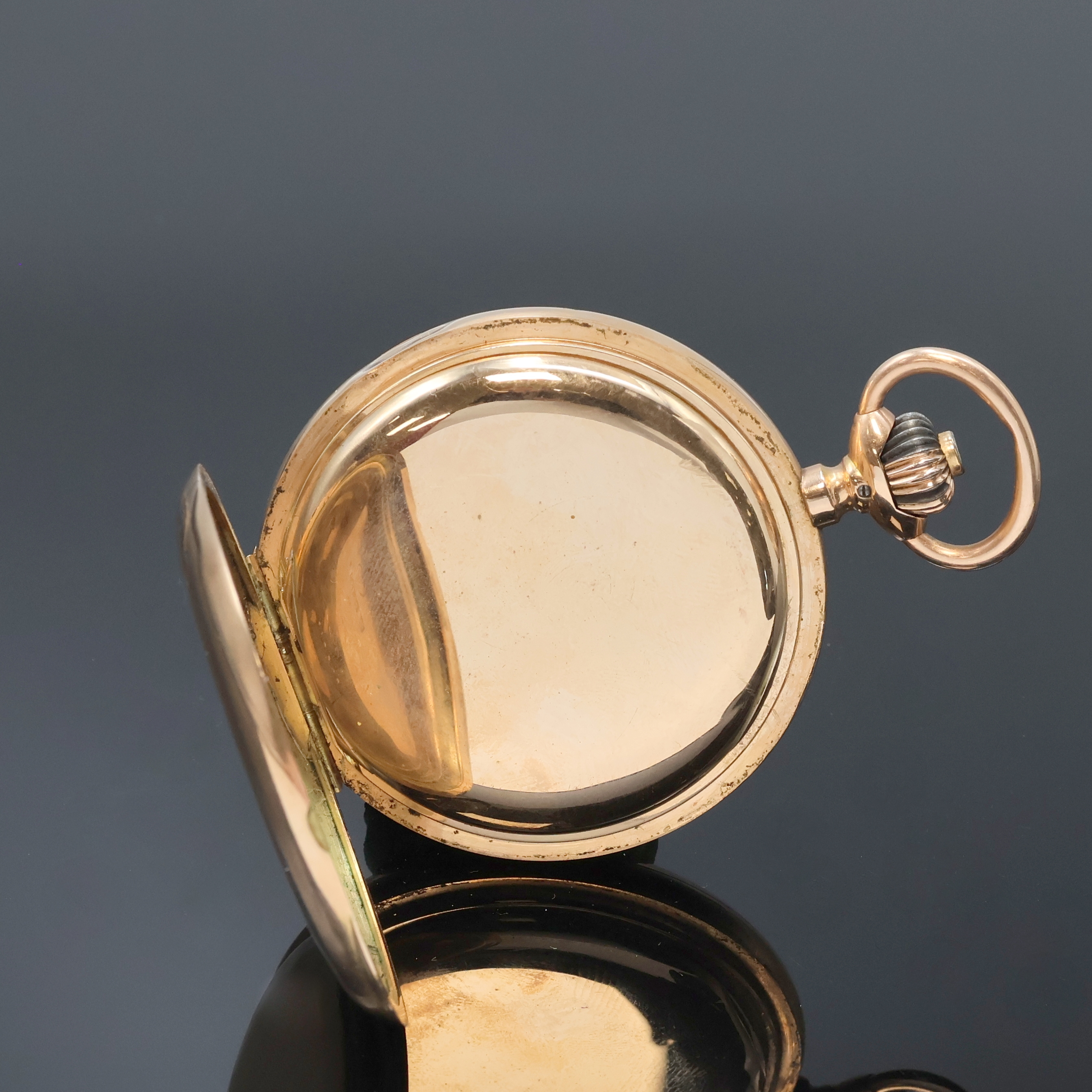 Detail e: IWC Herrensavonette in RG 585/000 mit Kaliber 53, Schweiz um 1898, guill. 3-Deckel Goldgeh. dell., Sprungdeckel m. Monogrammspiegel, Emailzifferbl. ...