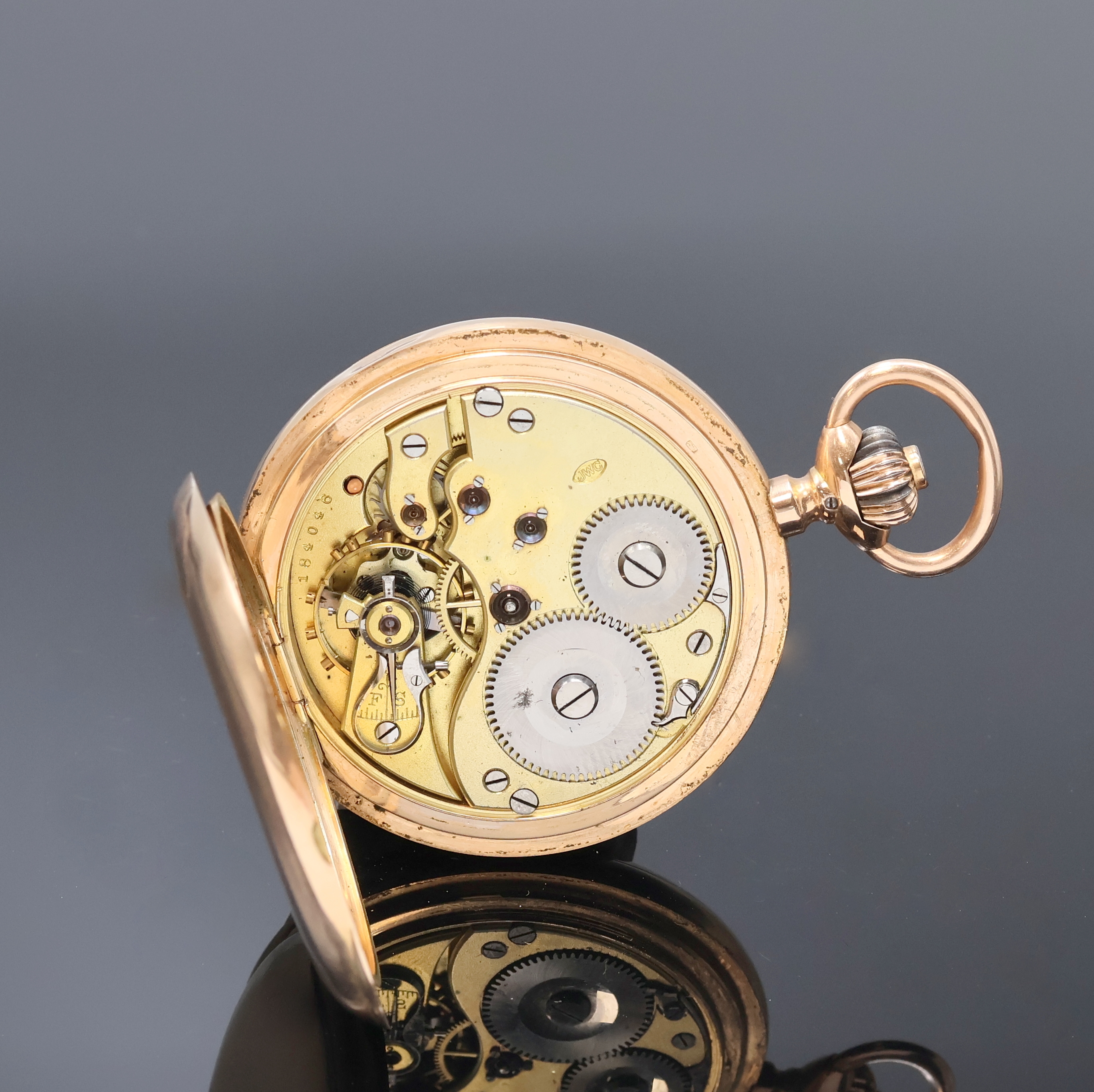 Detail g: IWC Herrensavonette in RG 585/000 mit Kaliber 53, Schweiz um 1898, guill. 3-Deckel Goldgeh. dell., Sprungdeckel m. Monogrammspiegel, Emailzifferbl. ...