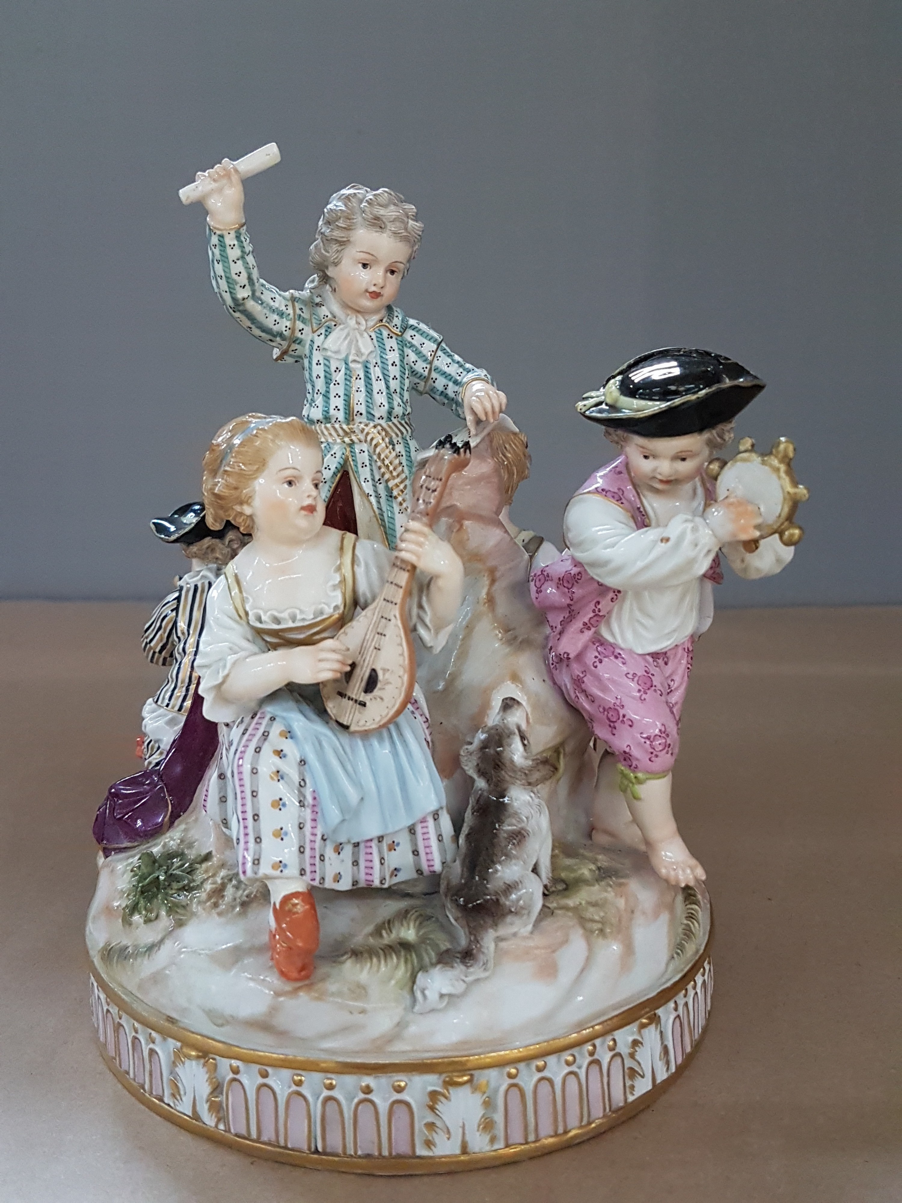 Detail b: Porzellangruppe, Meissen, um 1850- 1924, Entwurf Michel Victor Acier, fünf musizierende Kinder, polychrom bemalt, Goldstaffage, rest. und min. ...