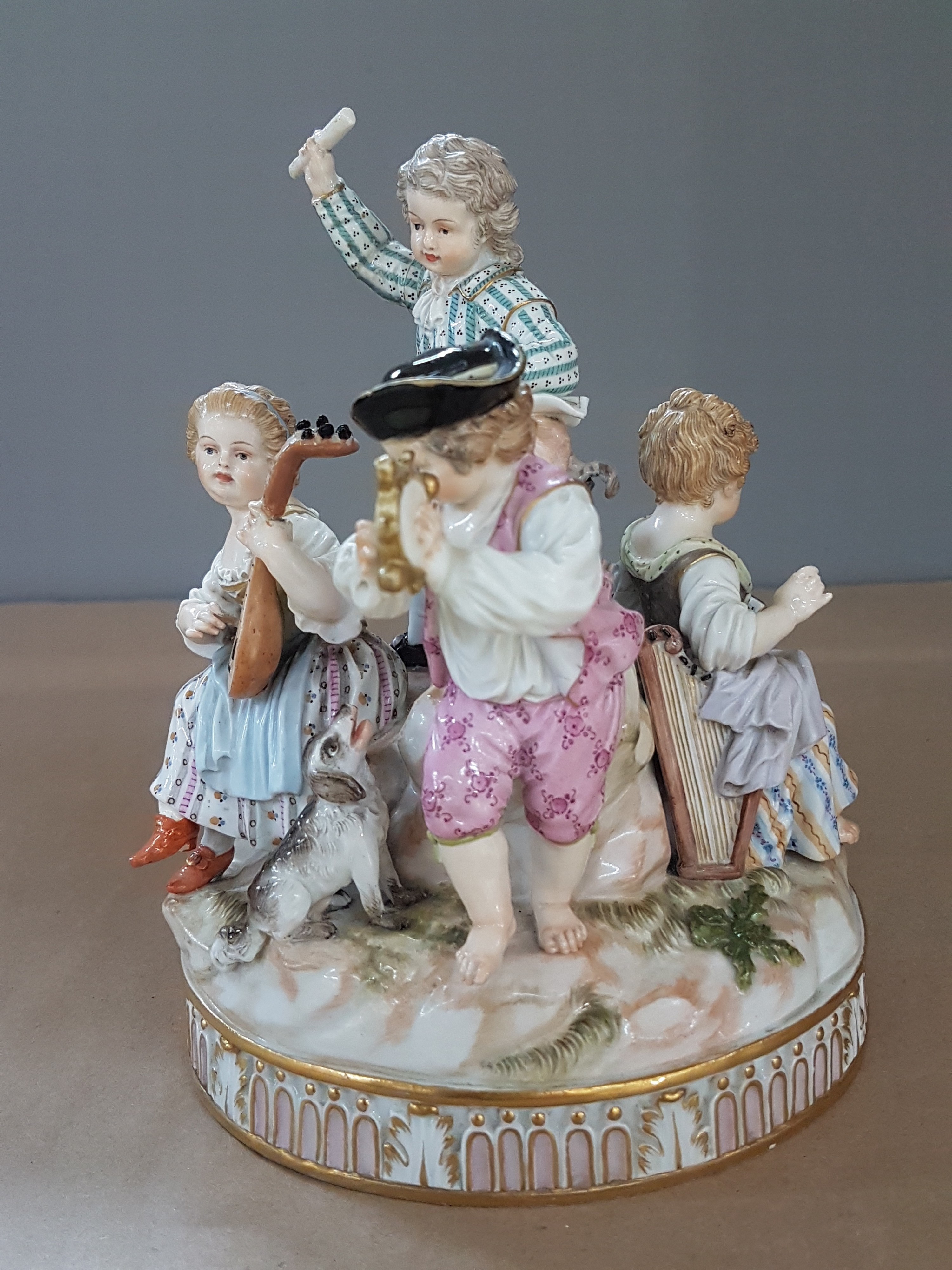 Detail c: Porzellangruppe, Meissen, um 1850- 1924, Entwurf Michel Victor Acier, fünf musizierende Kinder, polychrom bemalt, Goldstaffage, rest. und min. ...