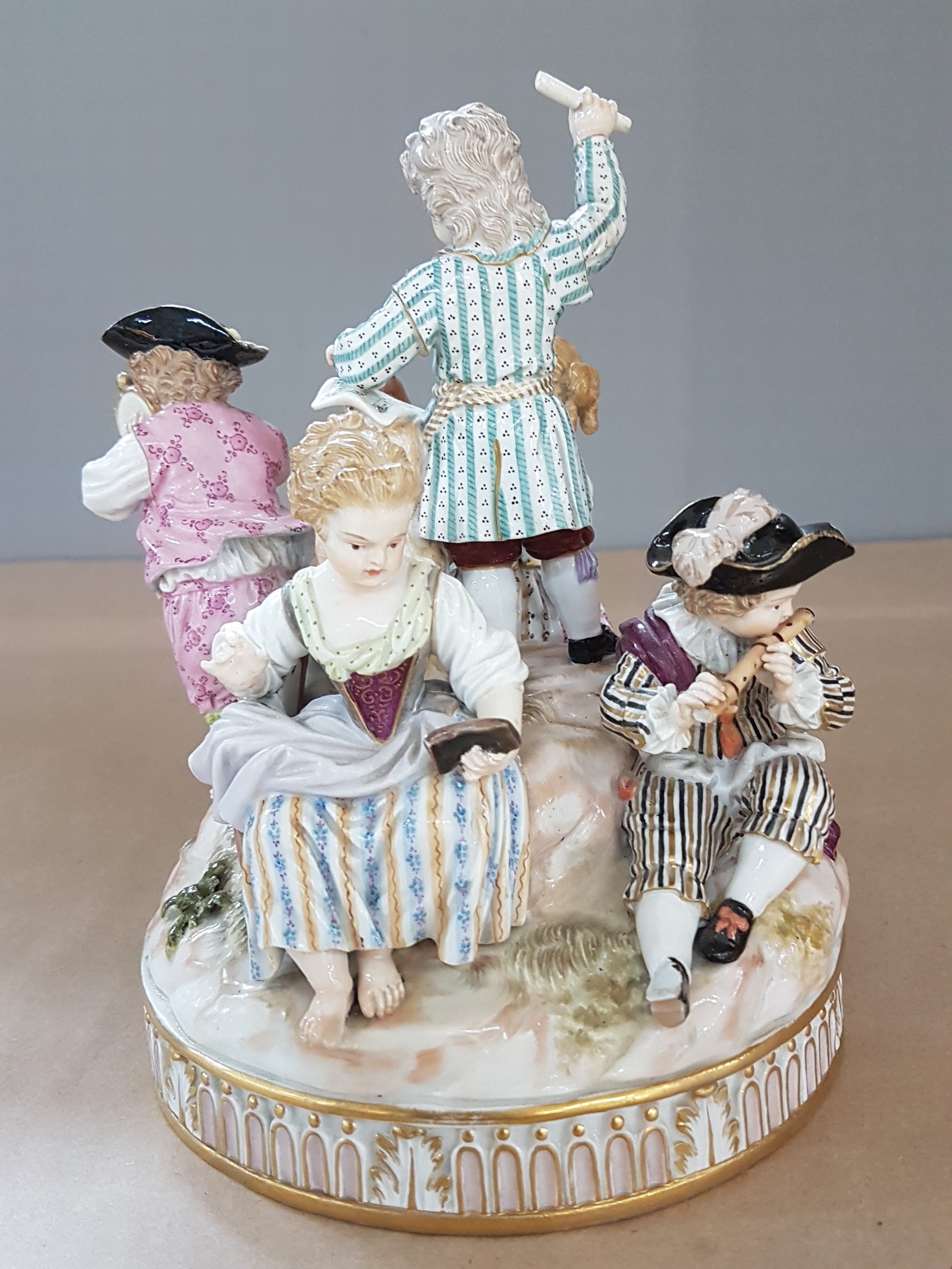 Detail d: Porzellangruppe, Meissen, um 1850- 1924, Entwurf Michel Victor Acier, fünf musizierende Kinder, polychrom bemalt, Goldstaffage, rest. und min. ...