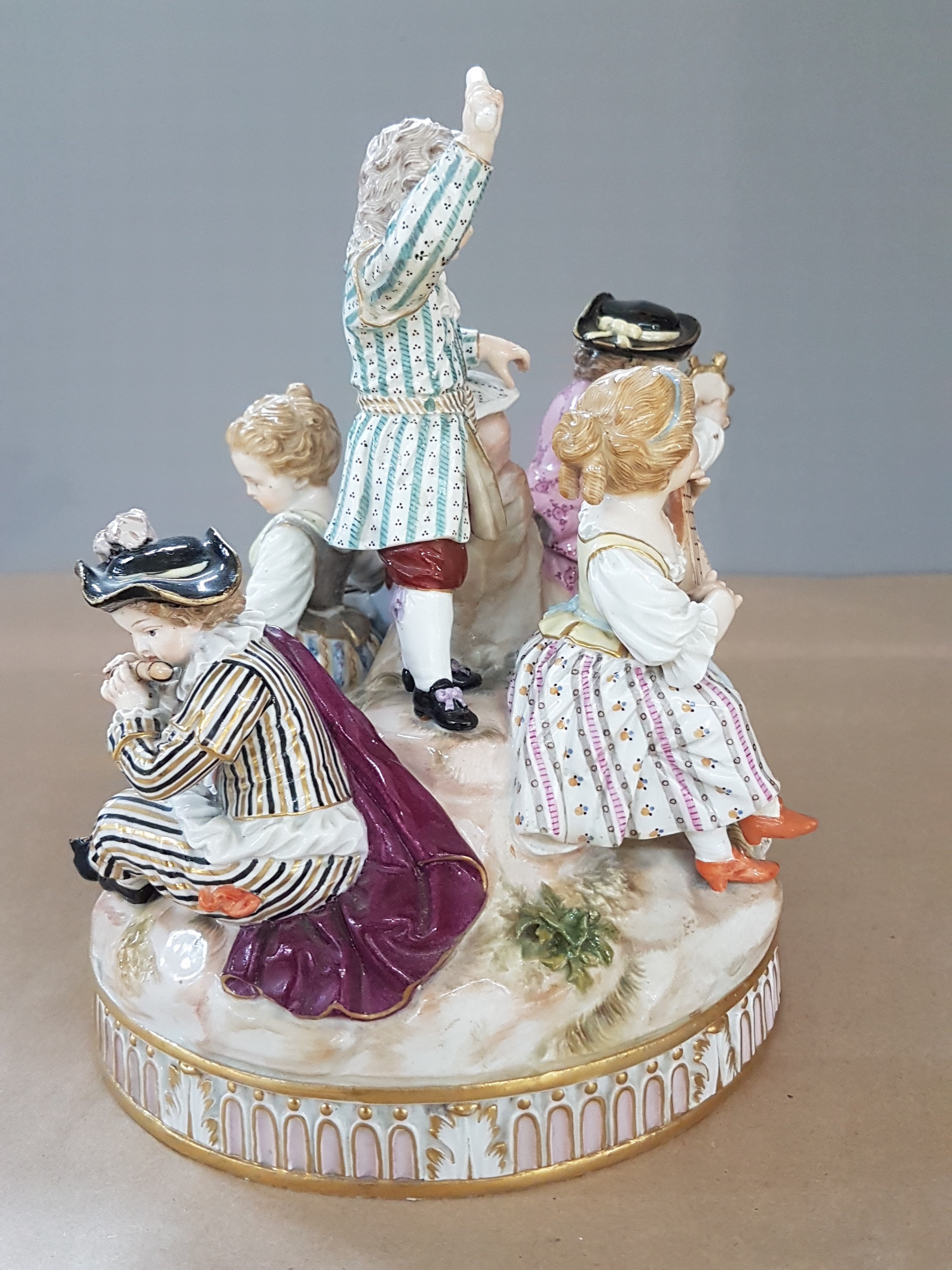 Detail e: Porzellangruppe, Meissen, um 1850- 1924, Entwurf Michel Victor Acier, fünf musizierende Kinder, polychrom bemalt, Goldstaffage, rest. und min. ...