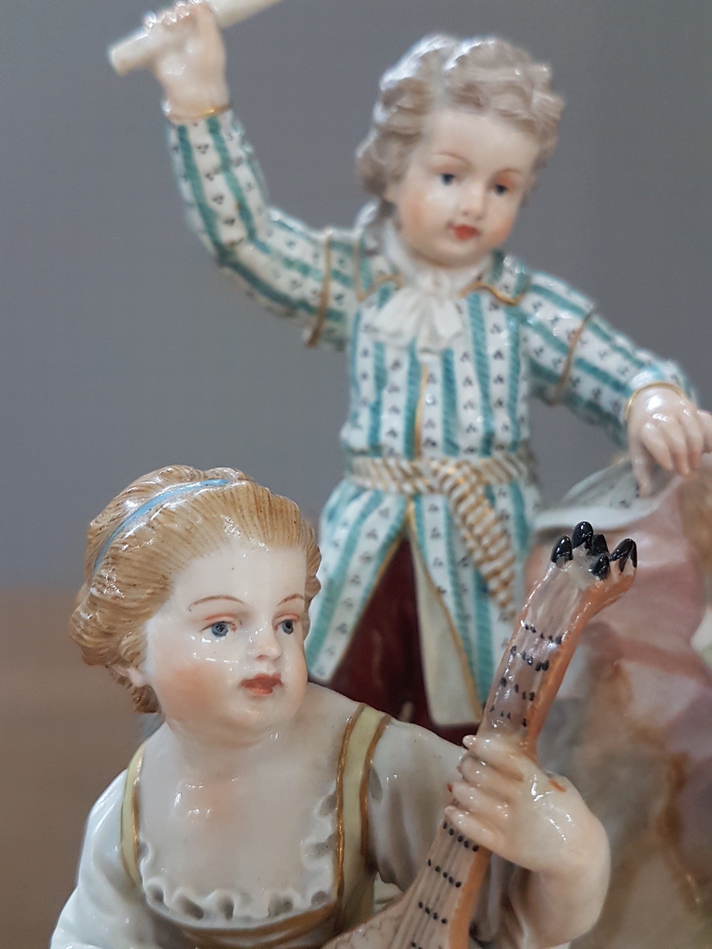 Detail f: Porzellangruppe, Meissen, um 1850- 1924, Entwurf Michel Victor Acier, fünf musizierende Kinder, polychrom bemalt, Goldstaffage, rest. und min. ...