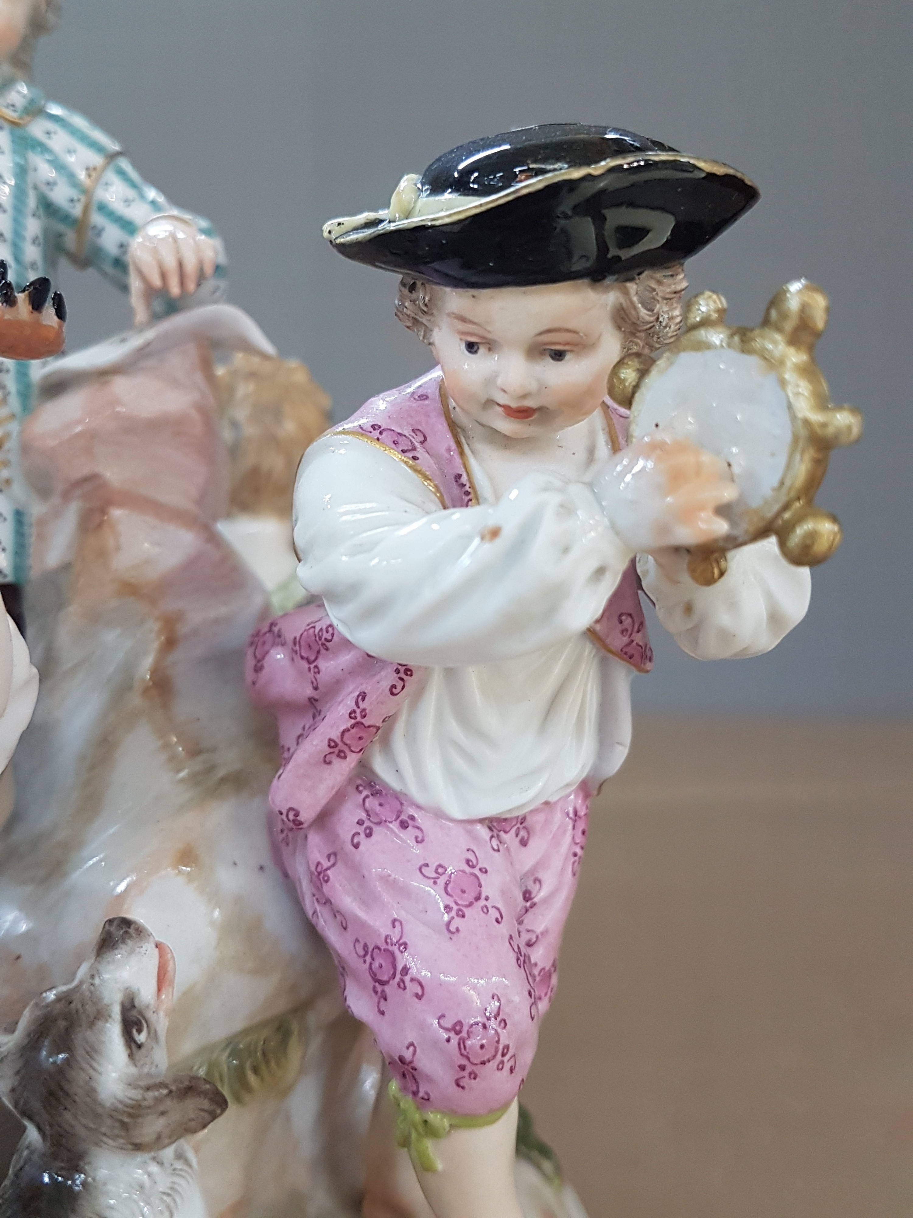 Detail g: Porzellangruppe, Meissen, um 1850- 1924, Entwurf Michel Victor Acier, fünf musizierende Kinder, polychrom bemalt, Goldstaffage, rest. und min. ...