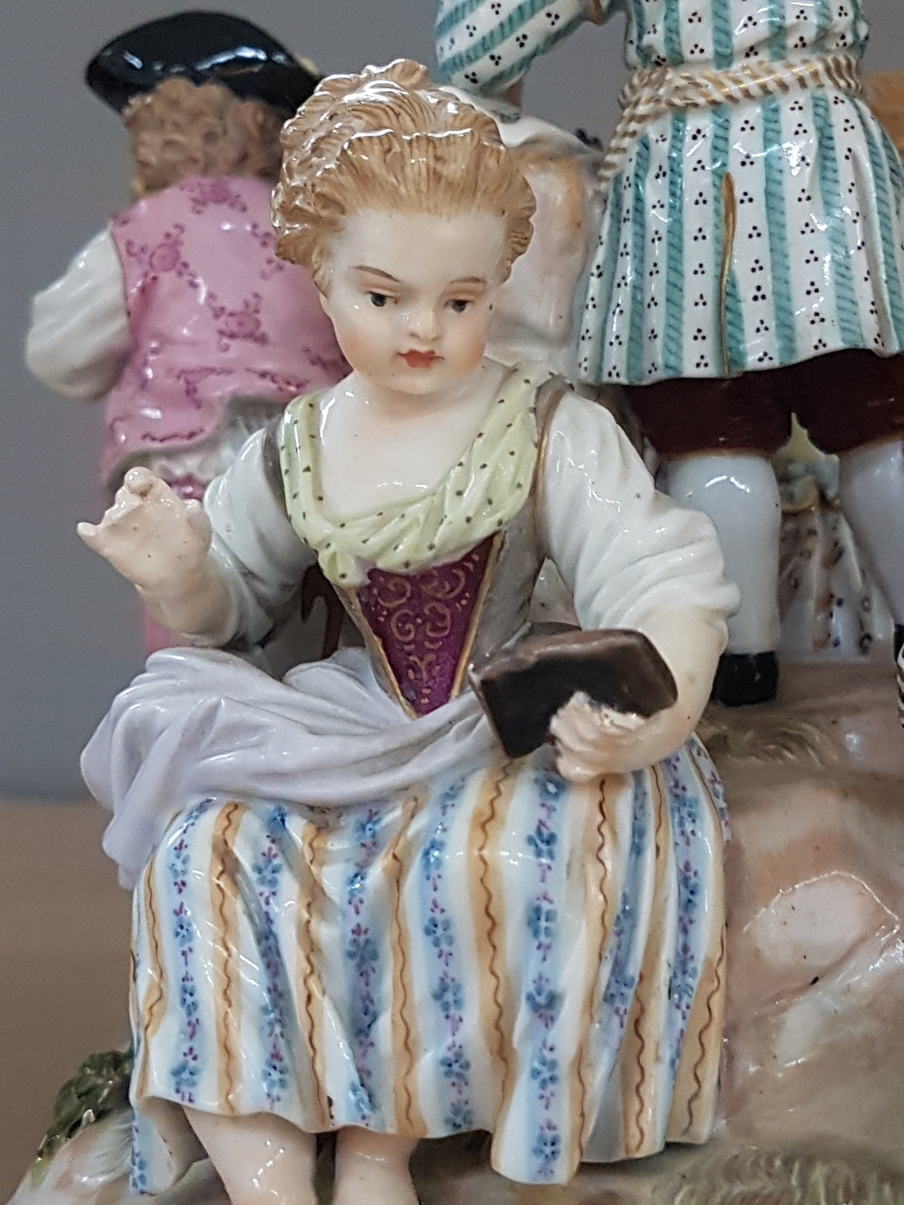 Detail h: Porzellangruppe, Meissen, um 1850- 1924, Entwurf Michel Victor Acier, fünf musizierende Kinder, polychrom bemalt, Goldstaffage, rest. und min. ...