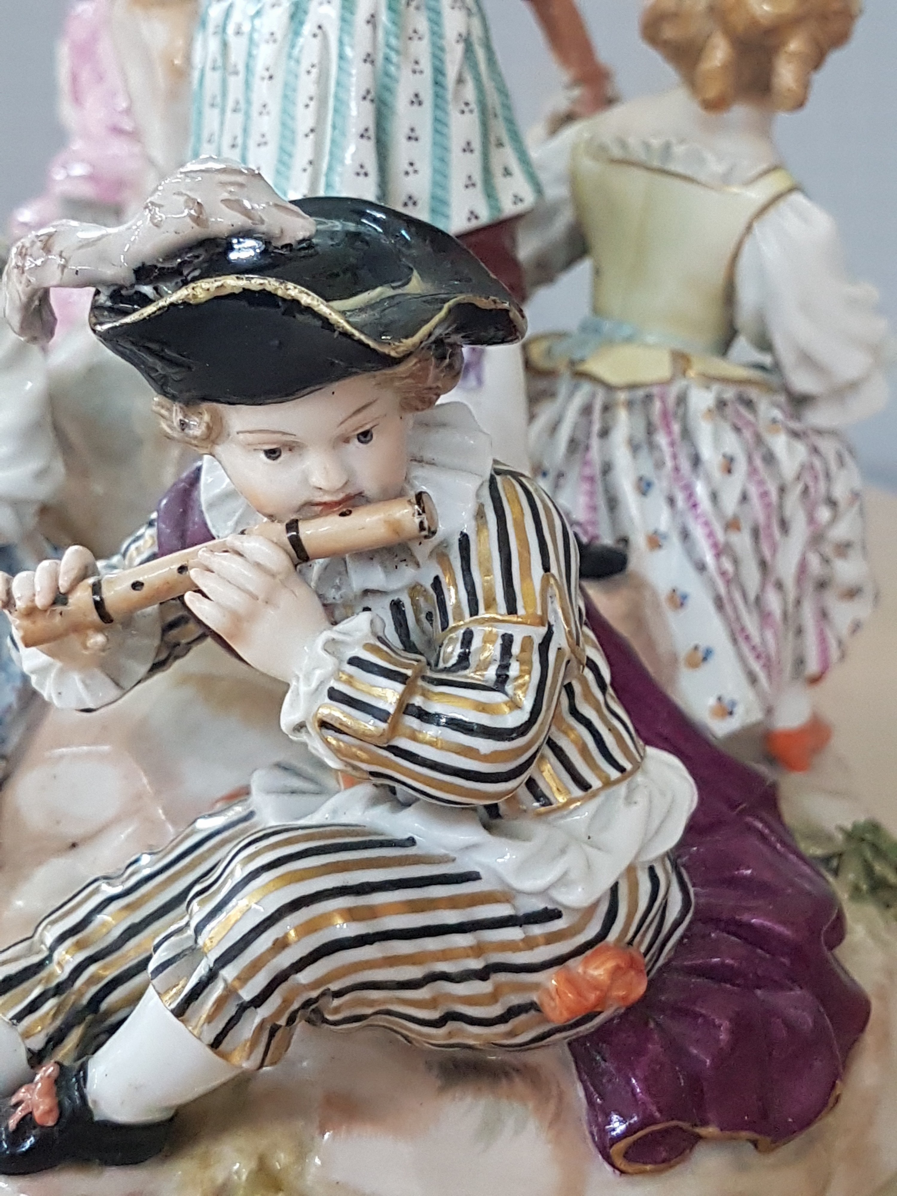 Detail i: Porzellangruppe, Meissen, um 1850- 1924, Entwurf Michel Victor Acier, fünf musizierende Kinder, polychrom bemalt, Goldstaffage, rest. und min. ...