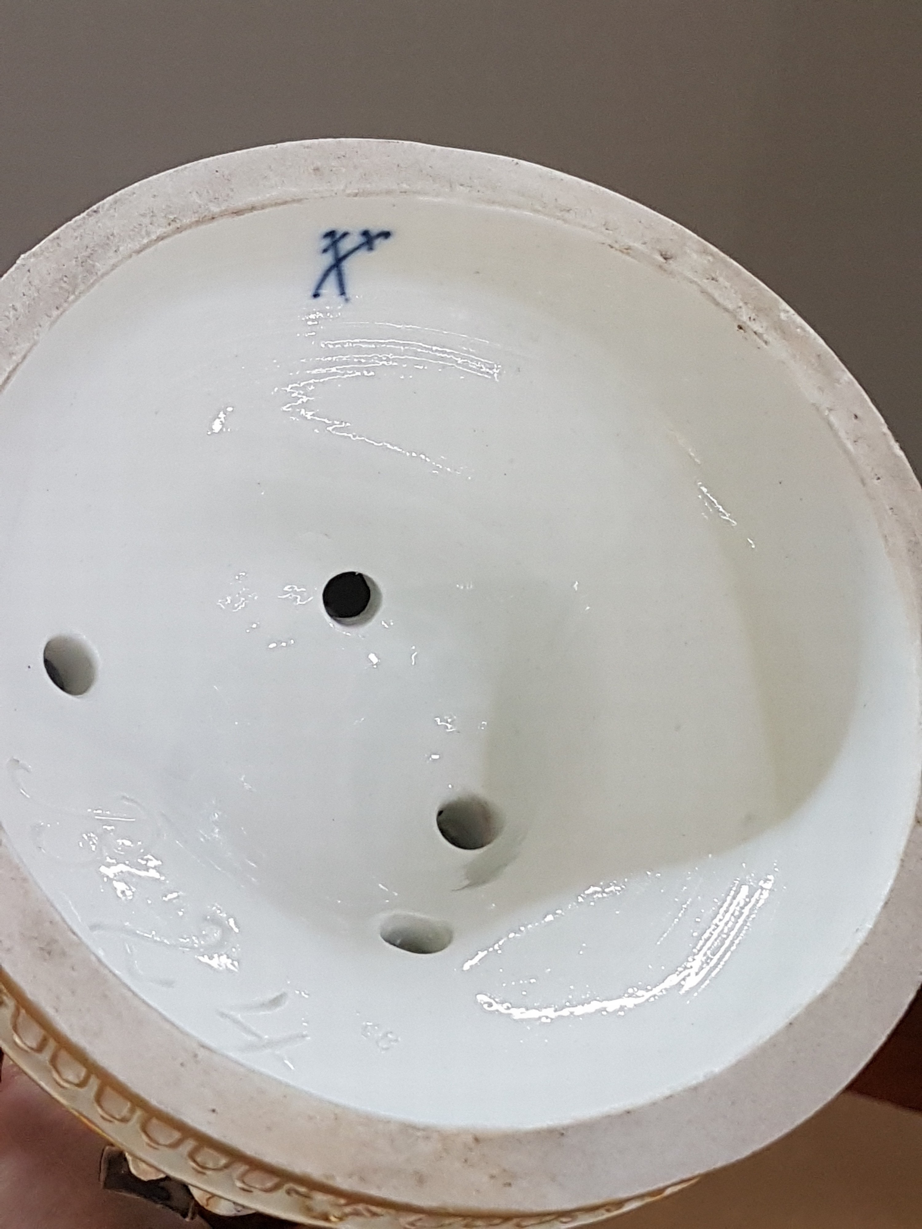 Detail j: Porzellangruppe, Meissen, um 1850- 1924, Entwurf Michel Victor Acier, fünf musizierende Kinder, polychrom bemalt, Goldstaffage, rest. und min. ...