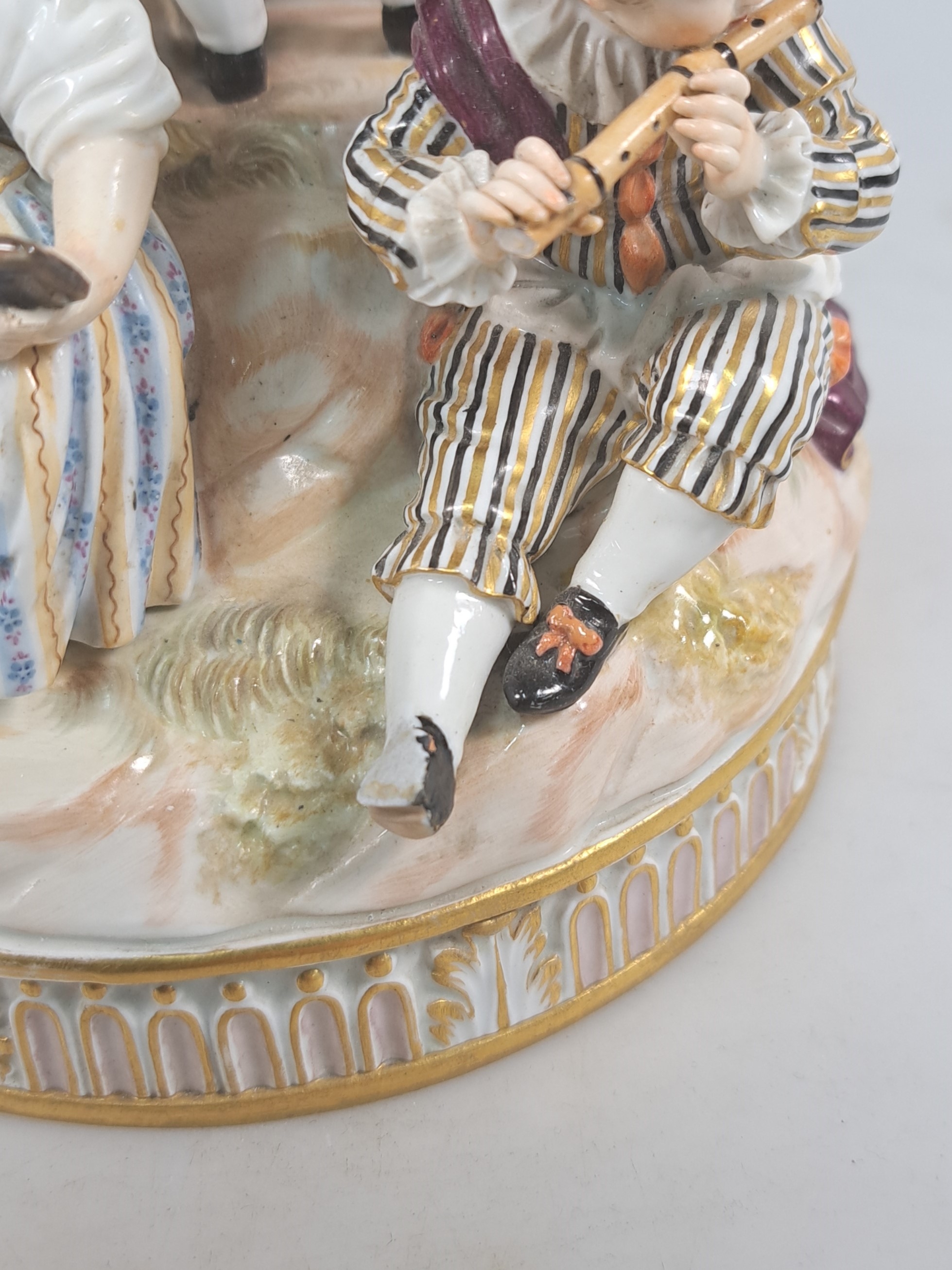 Detail k: Porzellangruppe, Meissen, um 1850- 1924, Entwurf Michel Victor Acier, fünf musizierende Kinder, polychrom bemalt, Goldstaffage, rest. und min. ...