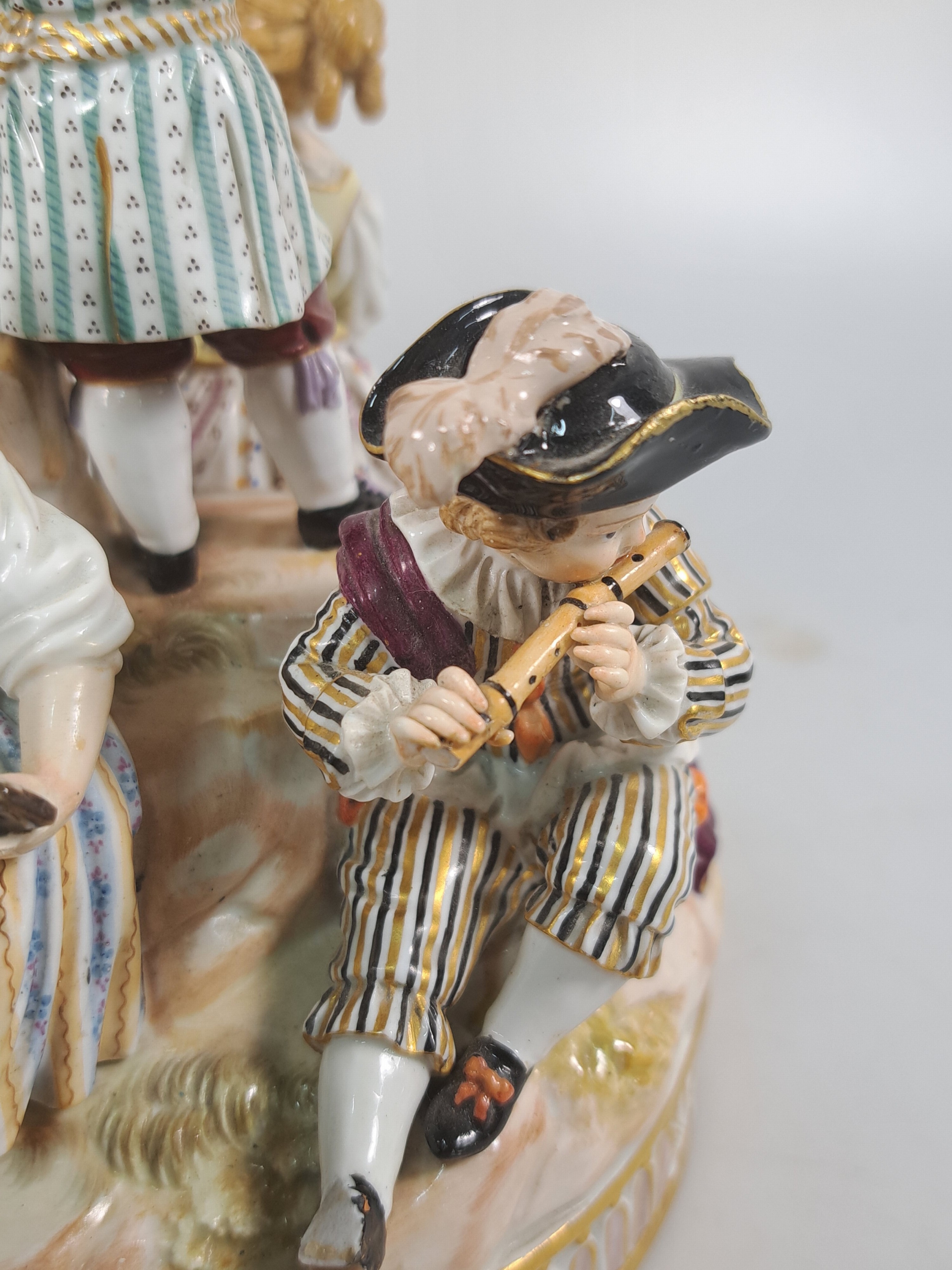 Detail l: Porzellangruppe, Meissen, um 1850- 1924, Entwurf Michel Victor Acier, fünf musizierende Kinder, polychrom bemalt, Goldstaffage, rest. und min. ...