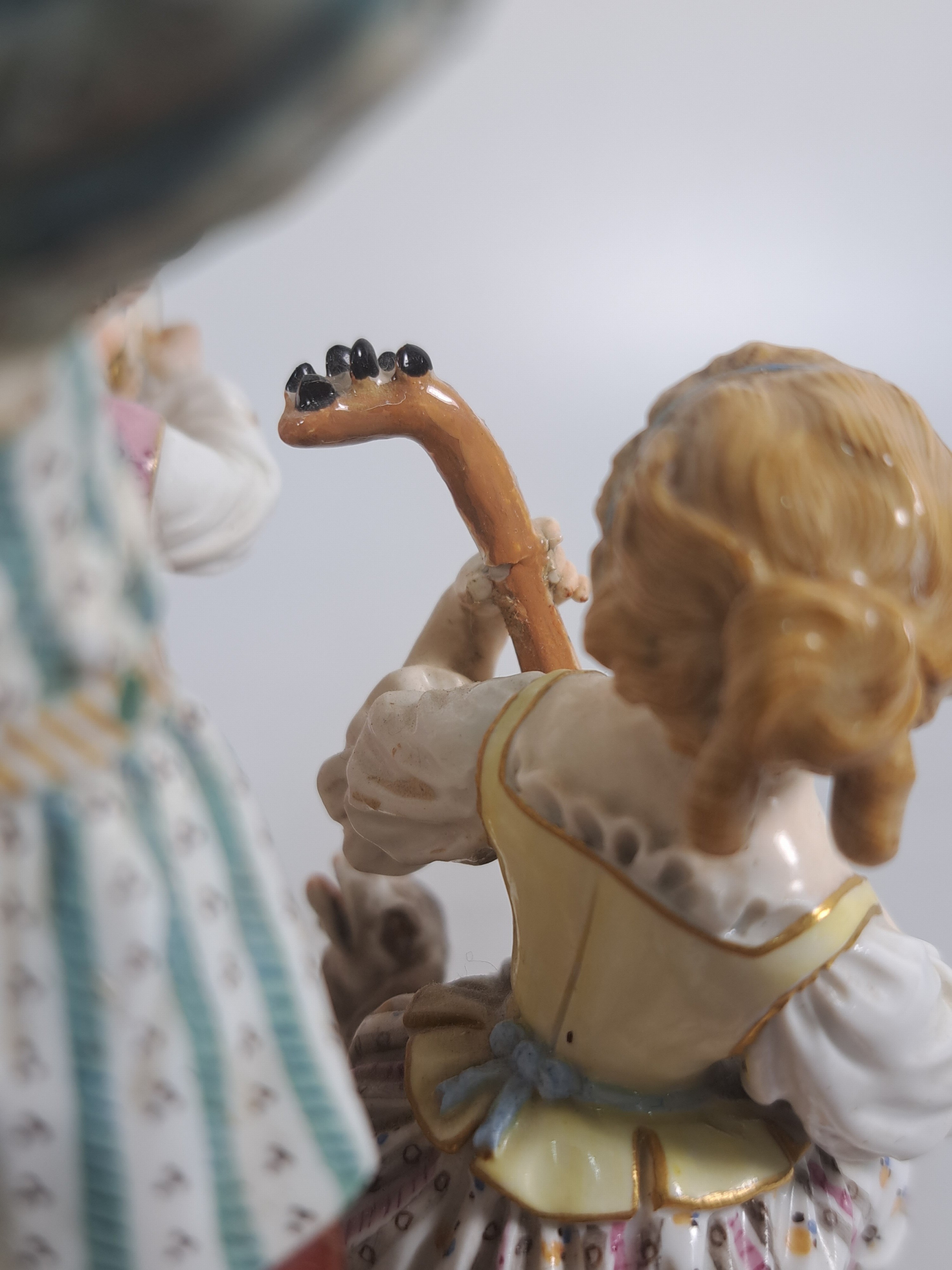 Detail m: Porzellangruppe, Meissen, um 1850- 1924, Entwurf Michel Victor Acier, fünf musizierende Kinder, polychrom bemalt, Goldstaffage, rest. und min. ...