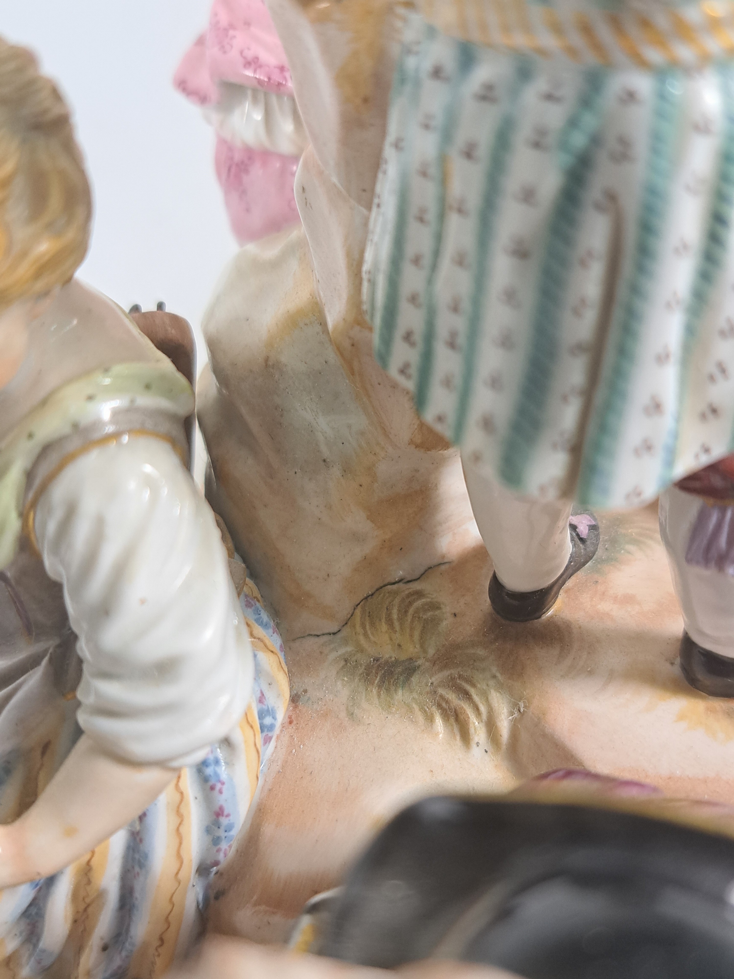 Detail n: Porzellangruppe, Meissen, um 1850- 1924, Entwurf Michel Victor Acier, fünf musizierende Kinder, polychrom bemalt, Goldstaffage, rest. und min. ...