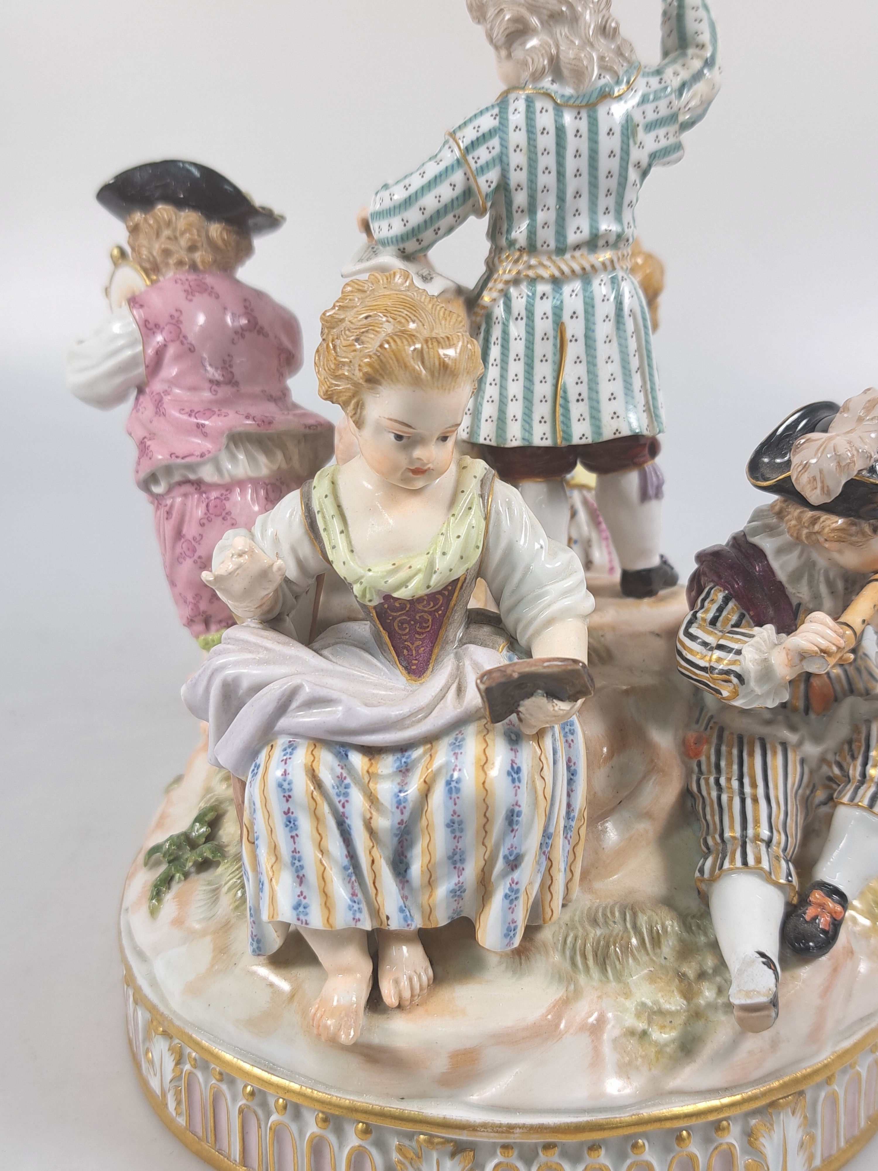Detail o: Porzellangruppe, Meissen, um 1850- 1924, Entwurf Michel Victor Acier, fünf musizierende Kinder, polychrom bemalt, Goldstaffage, rest. und min. ...