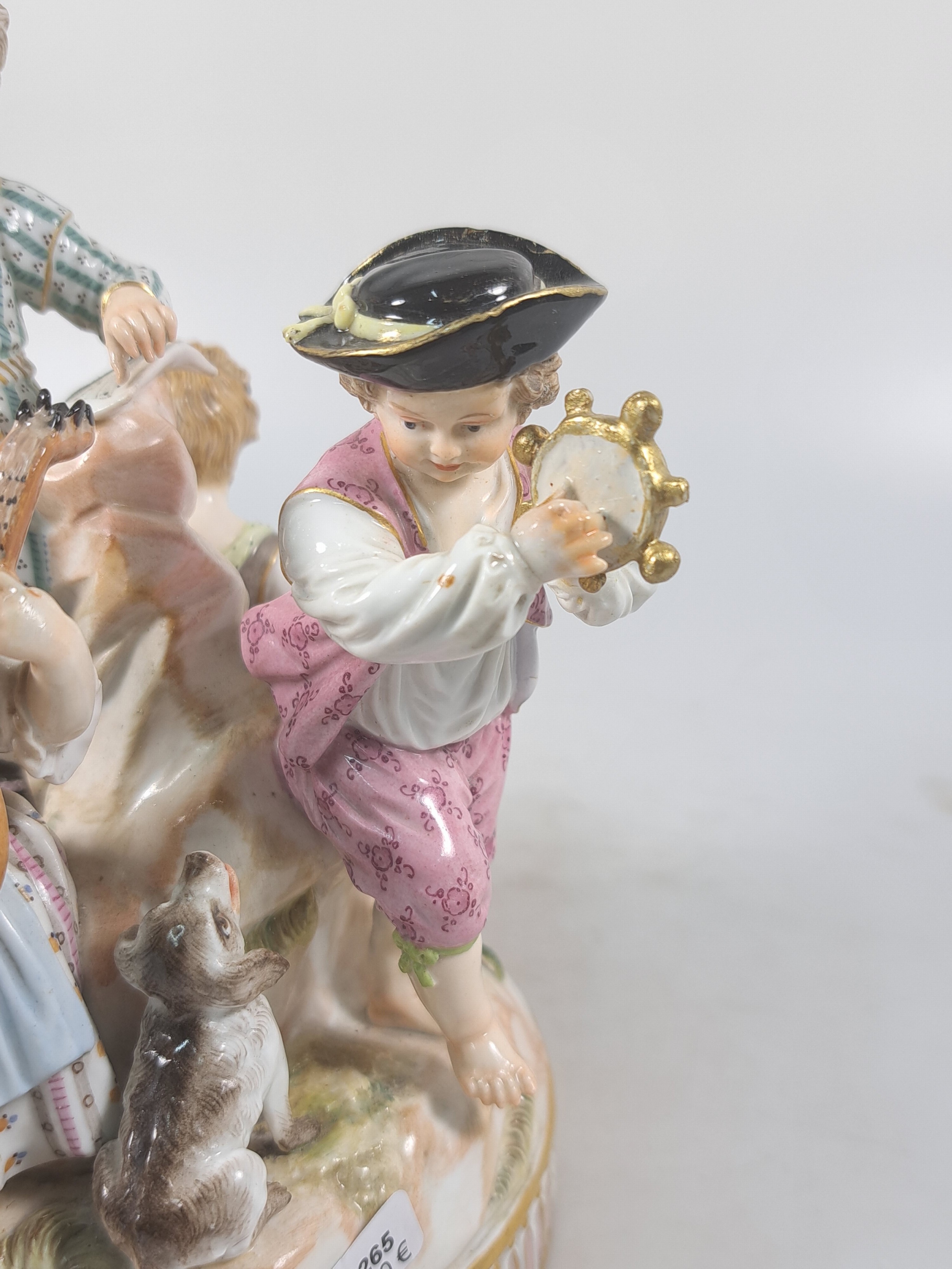Detail p: Porzellangruppe, Meissen, um 1850- 1924, Entwurf Michel Victor Acier, fünf musizierende Kinder, polychrom bemalt, Goldstaffage, rest. und min. ...