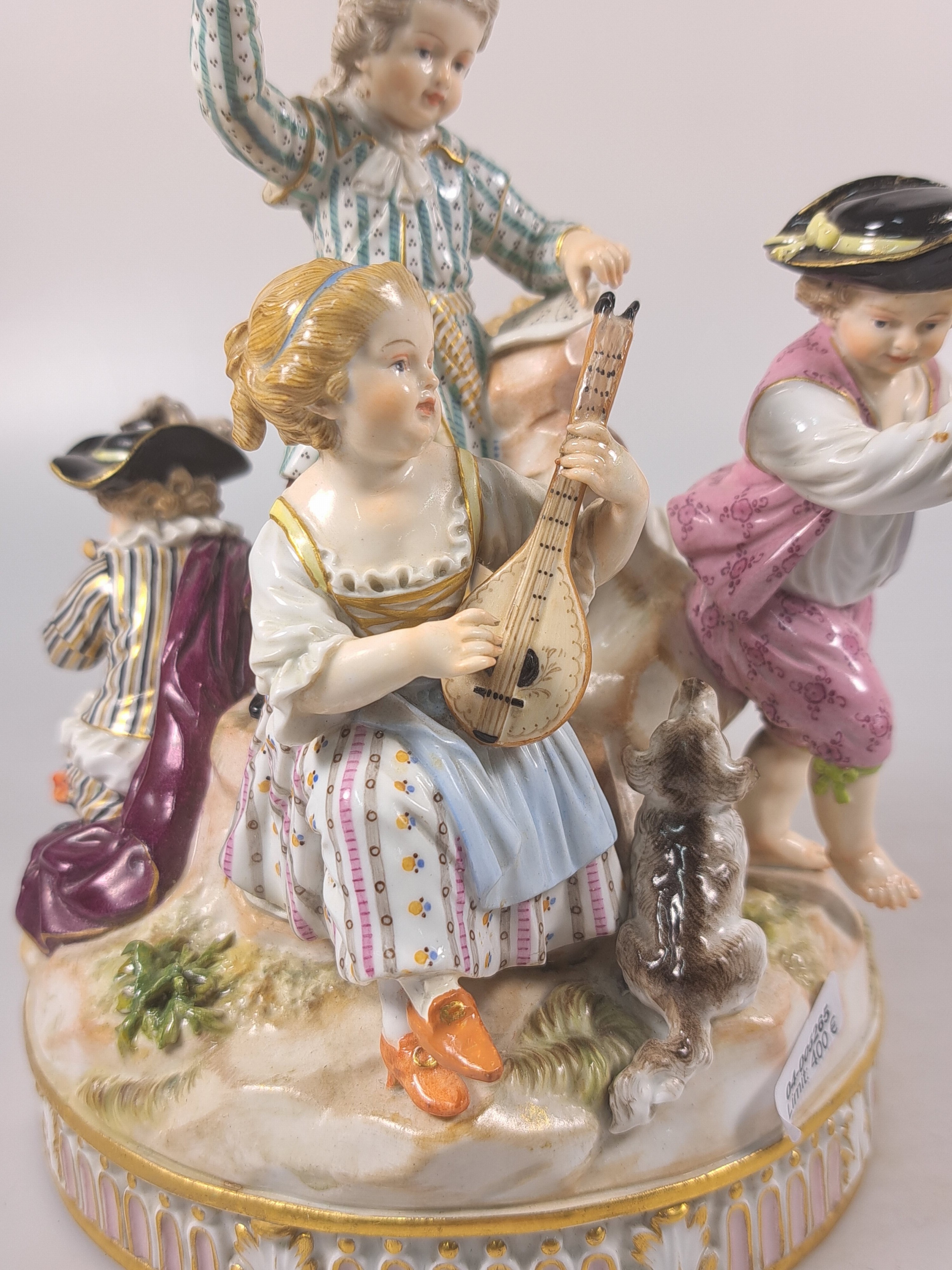Detail q: Porzellangruppe, Meissen, um 1850- 1924, Entwurf Michel Victor Acier, fünf musizierende Kinder, polychrom bemalt, Goldstaffage, rest. und min. ...