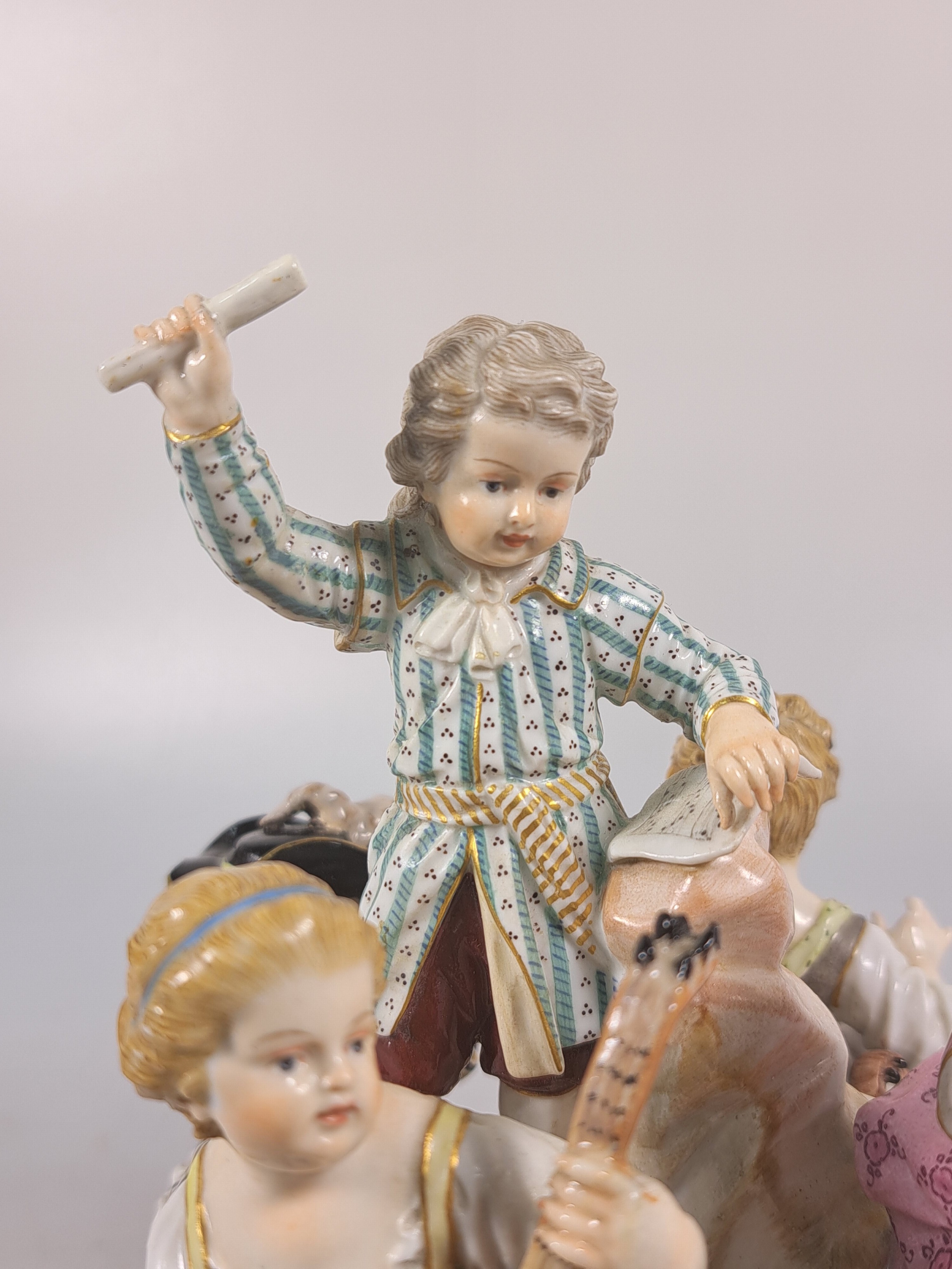 Detail r: Porzellangruppe, Meissen, um 1850- 1924, Entwurf Michel Victor Acier, fünf musizierende Kinder, polychrom bemalt, Goldstaffage, rest. und min. ...