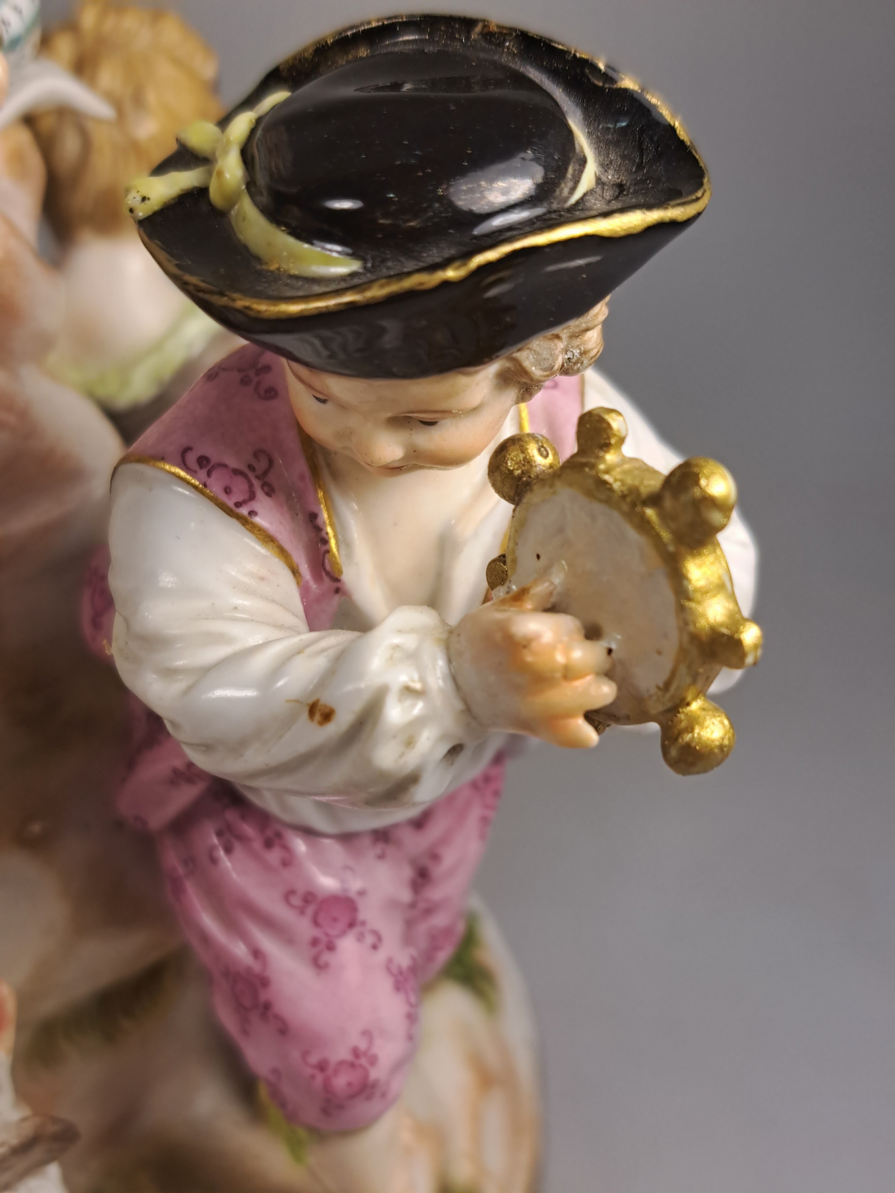 Detail s: Porzellangruppe, Meissen, um 1850- 1924, Entwurf Michel Victor Acier, fünf musizierende Kinder, polychrom bemalt, Goldstaffage, rest. und min. ...