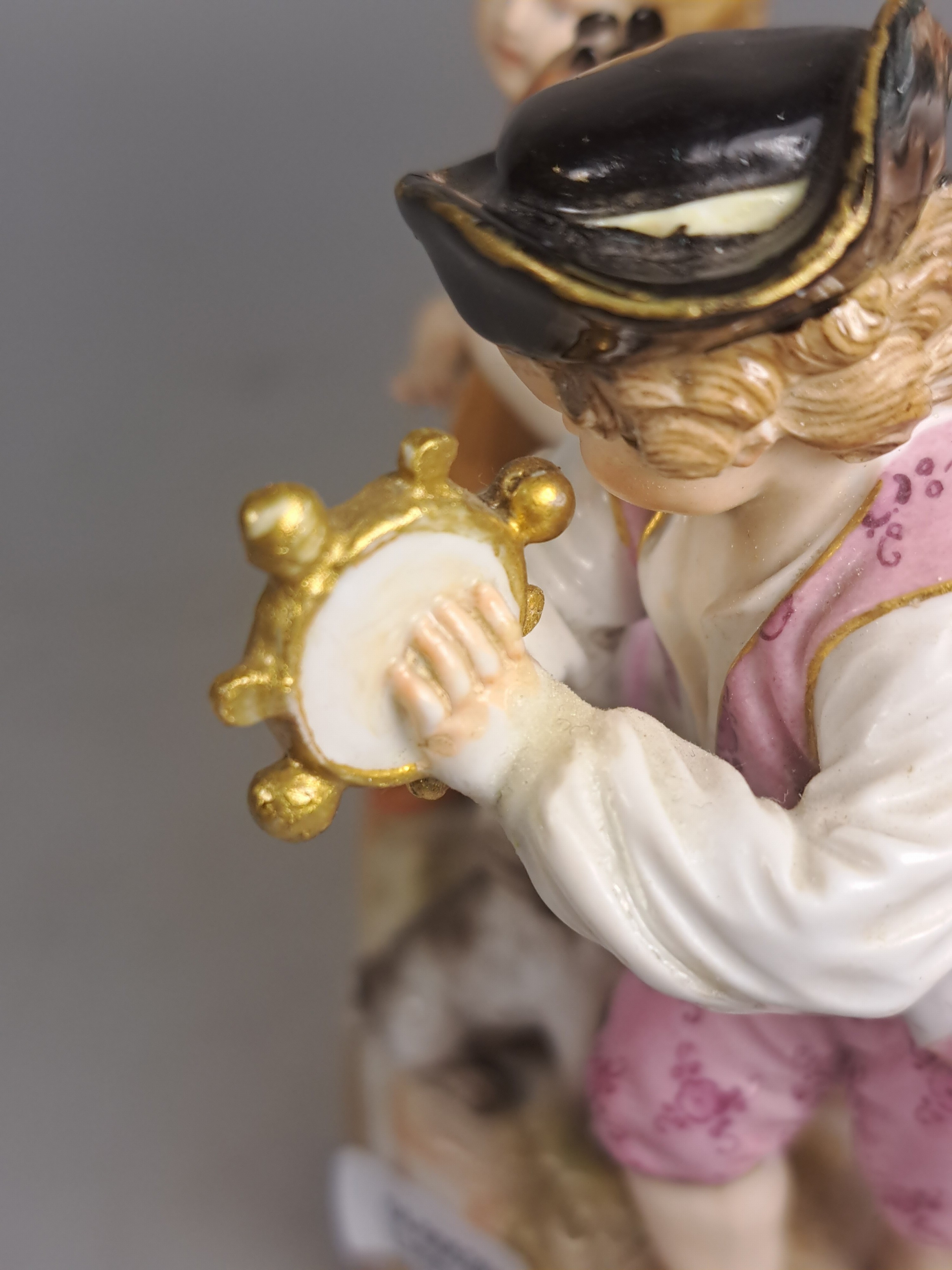 Detail t: Porzellangruppe, Meissen, um 1850- 1924, Entwurf Michel Victor Acier, fünf musizierende Kinder, polychrom bemalt, Goldstaffage, rest. und min. ...