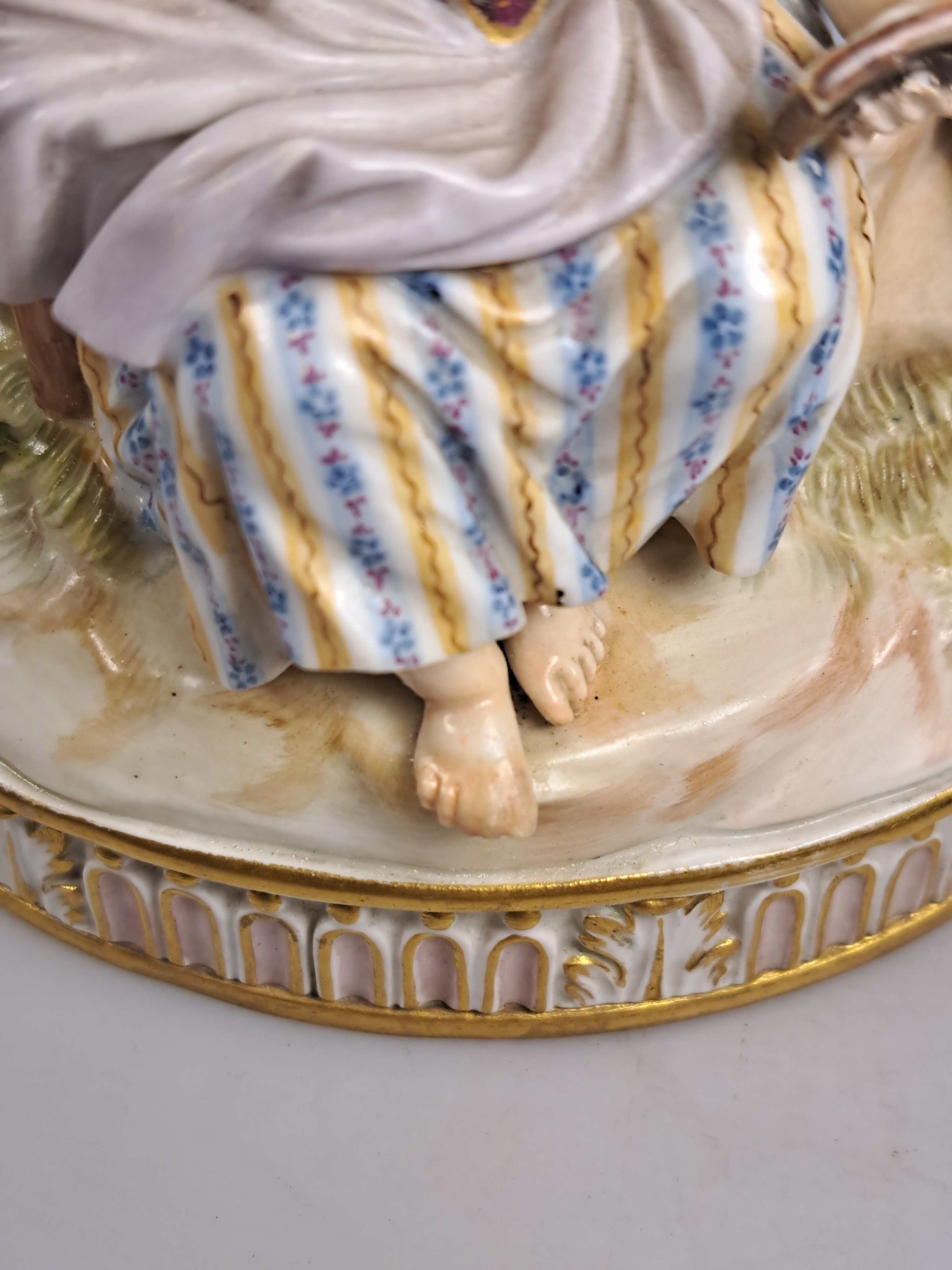 Detail u: Porzellangruppe, Meissen, um 1850- 1924, Entwurf Michel Victor Acier, fünf musizierende Kinder, polychrom bemalt, Goldstaffage, rest. und min. ...