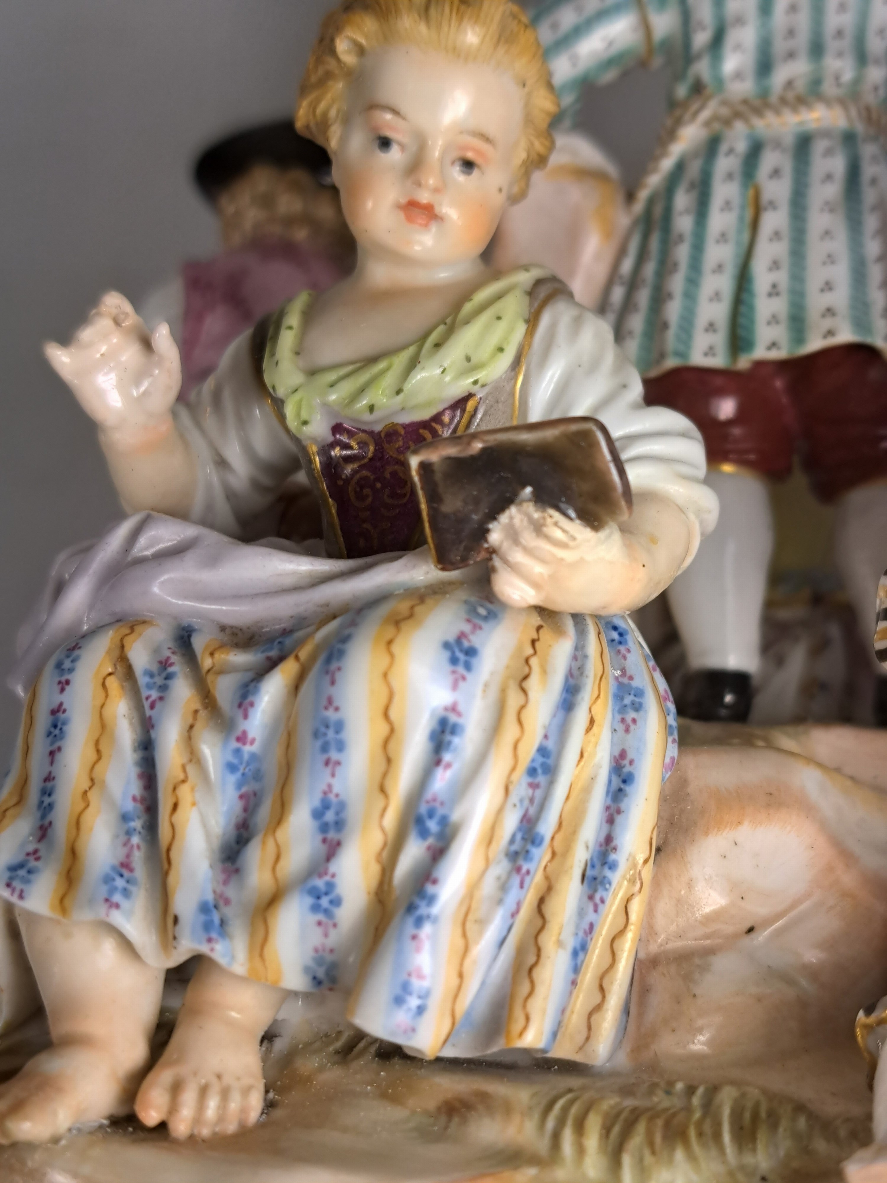 Detail v: Porzellangruppe, Meissen, um 1850- 1924, Entwurf Michel Victor Acier, fünf musizierende Kinder, polychrom bemalt, Goldstaffage, rest. und min. ...