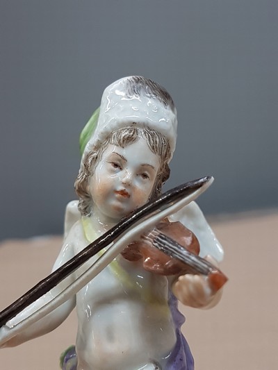 27067958e - Porzellanfigur, Meissen, um 1924-33, verkleidete Amorette mit Violine, Entwurf Michel ...