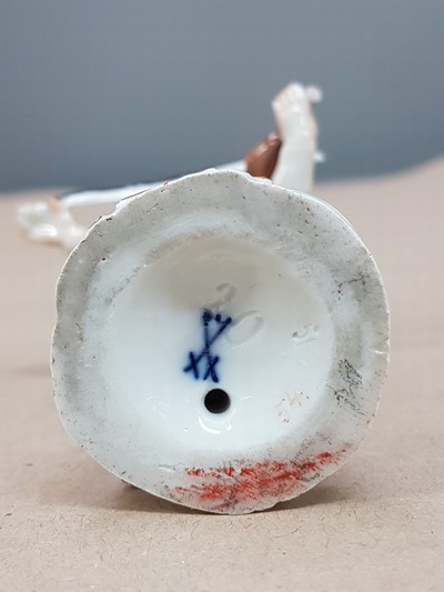 27067958f - Porzellanfigur, Meissen, um 1924-33, verkleidete Amorette mit Violine, Entwurf Michel ...