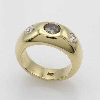 27067989a - Ring mit Brillant und Diamanten, GG 585/000, Brill. ca. 0.75 ct Braun/p, 2 Diam. im ...
