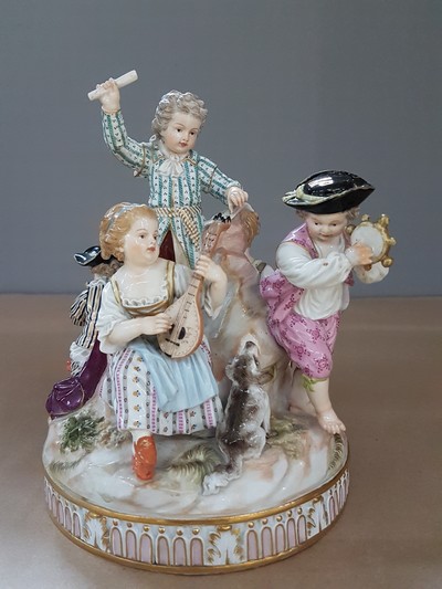 27067994b - Porzellangruppe, Meissen, um 1850- 1924, Entwurf Michel Victor Acier, fünf musizierende ...