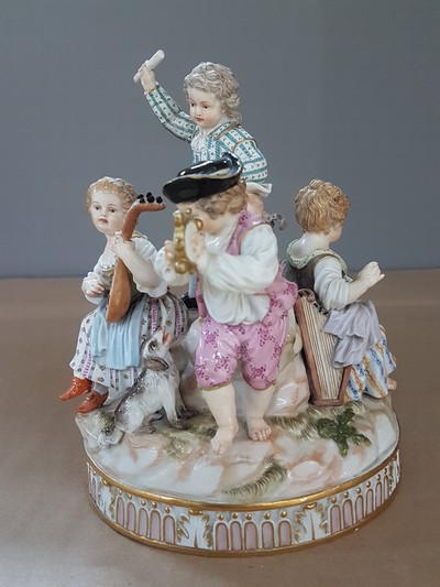 27067994c - Porzellangruppe, Meissen, um 1850- 1924, Entwurf Michel Victor Acier, fünf musizierende ...