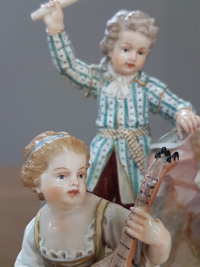 27067994f - Porzellangruppe, Meissen, um 1850- 1924, Entwurf Michel Victor Acier, fünf musizierende ...