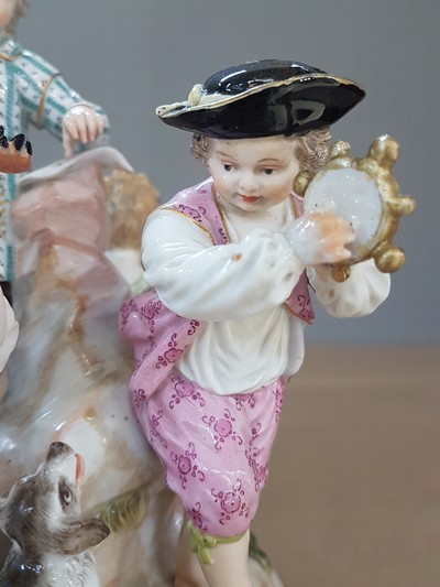 27067994g - Porzellangruppe, Meissen, um 1850- 1924, Entwurf Michel Victor Acier, fünf musizierende ...