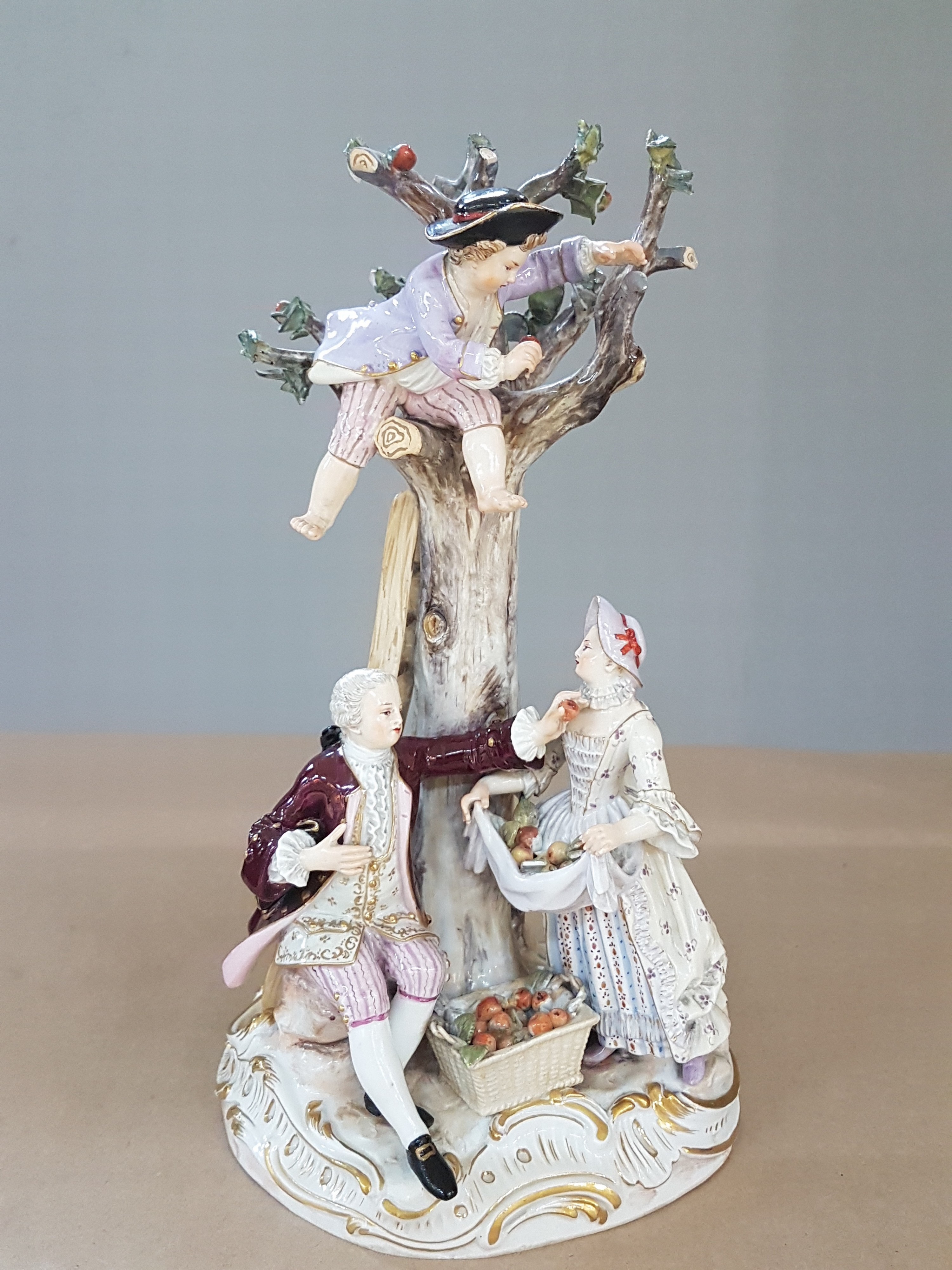 Detail a: Porzellangruppe, Meissen, um 1850-1924, Apfelernte, galantes Paar und zwei Knaben bei der Ernte, rest., bestoßen bzw. Fehlstellen im Baum, polychrom ...
