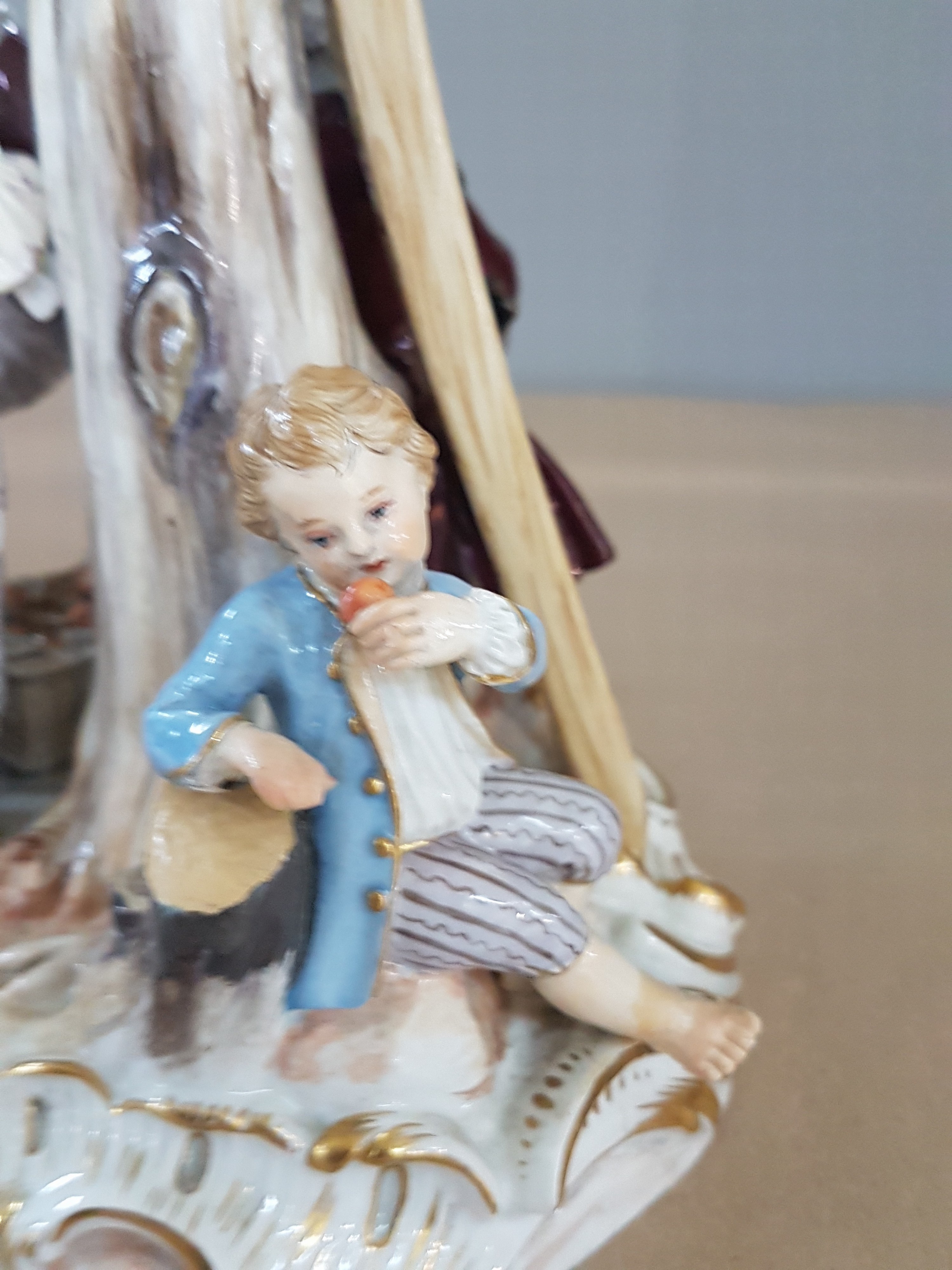 Detail h: Porzellangruppe, Meissen, um 1850-1924, Apfelernte, galantes Paar und zwei Knaben bei der Ernte, rest., bestoßen bzw. Fehlstellen im Baum, polychrom ...