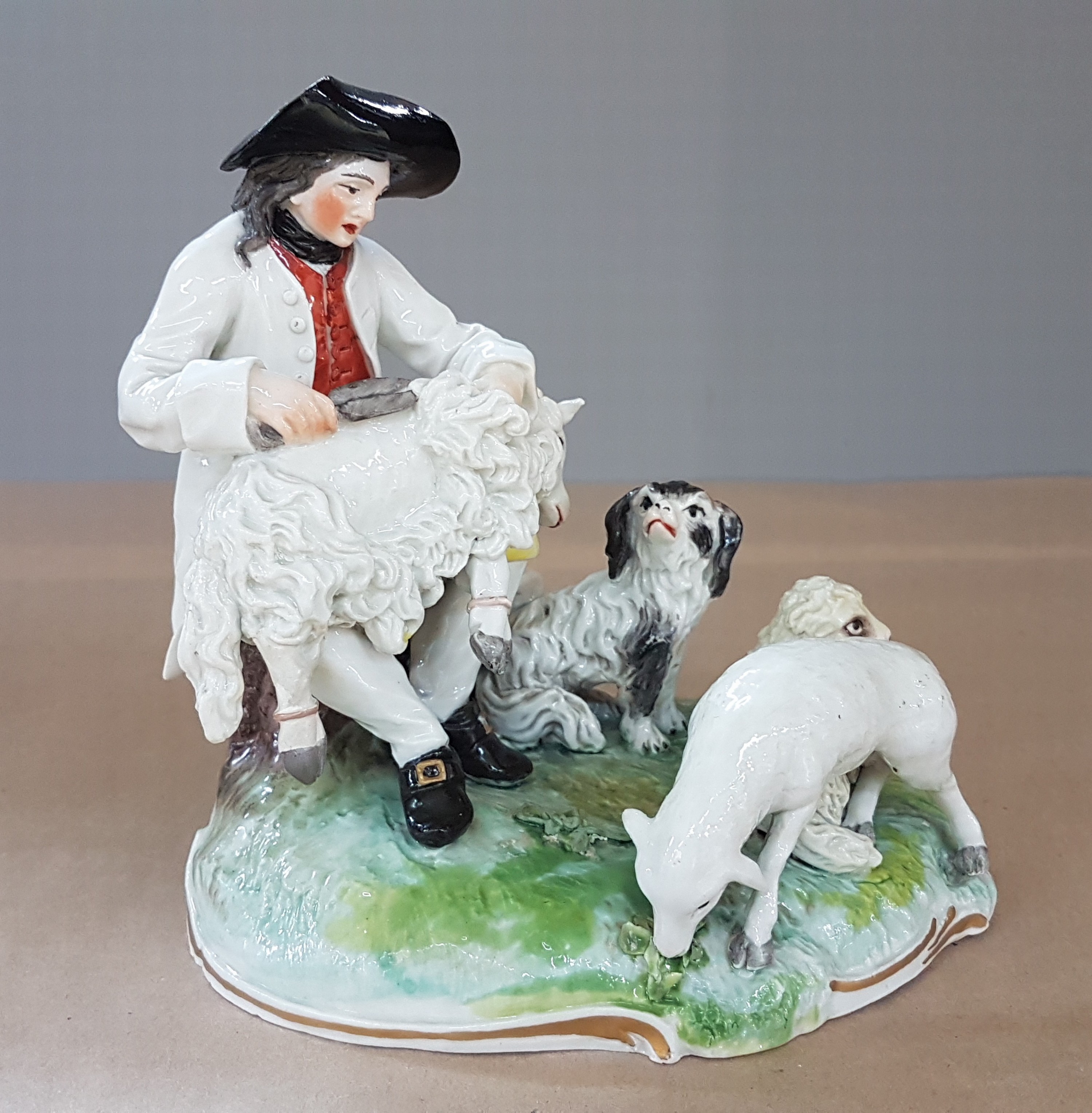 Detail a: Porzellangruppe, Frankenthal, Entwurf Adam Bauer 1773, Schäfer/Schafscherer mit drei Schafen und einem Hütehund, polychrome Bemalung, Grassockel, ...