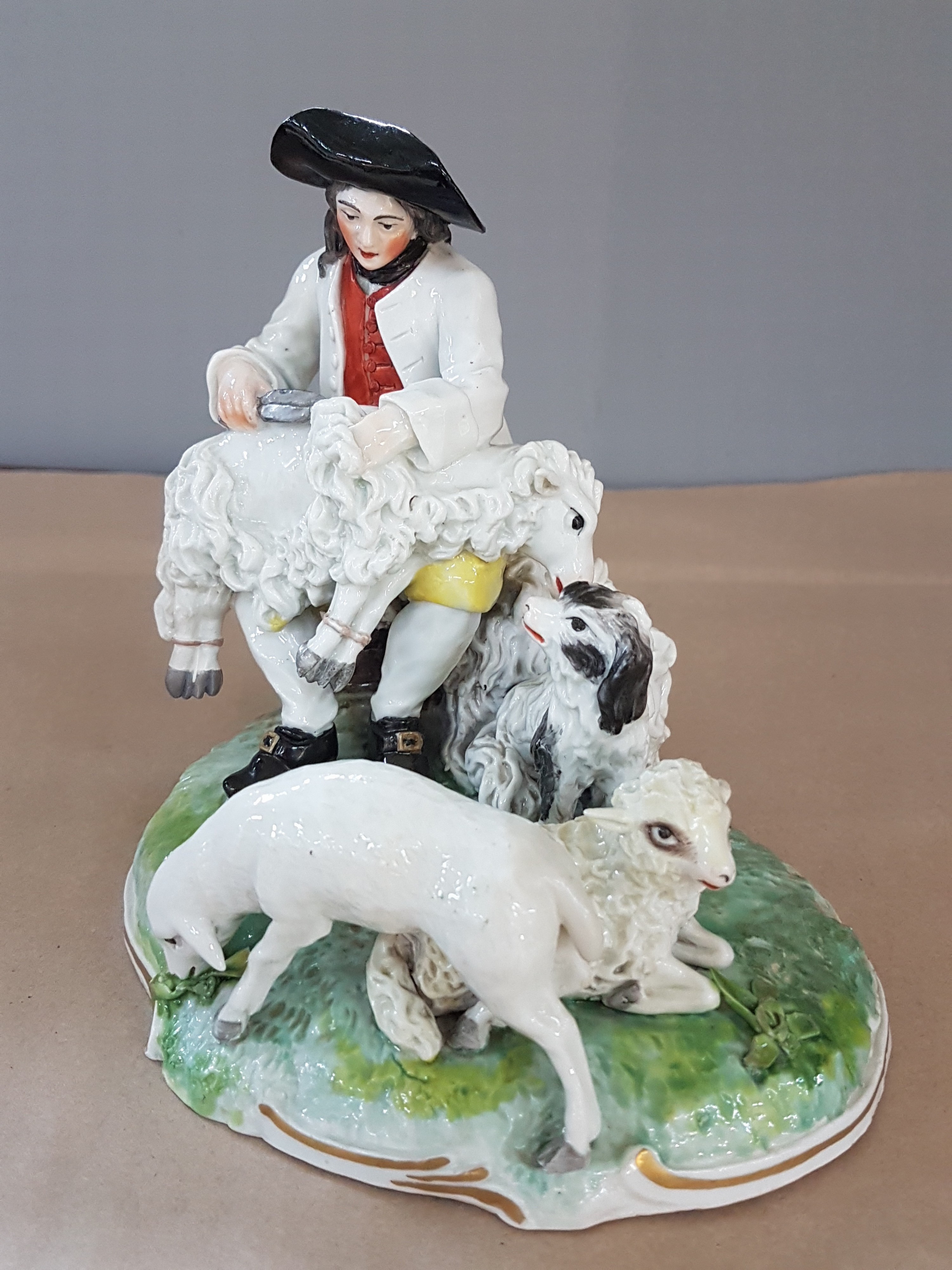 Detail b: Porzellangruppe, Frankenthal, Entwurf Adam Bauer 1773, Schäfer/Schafscherer mit drei Schafen und einem Hütehund, polychrome Bemalung, Grassockel, ...