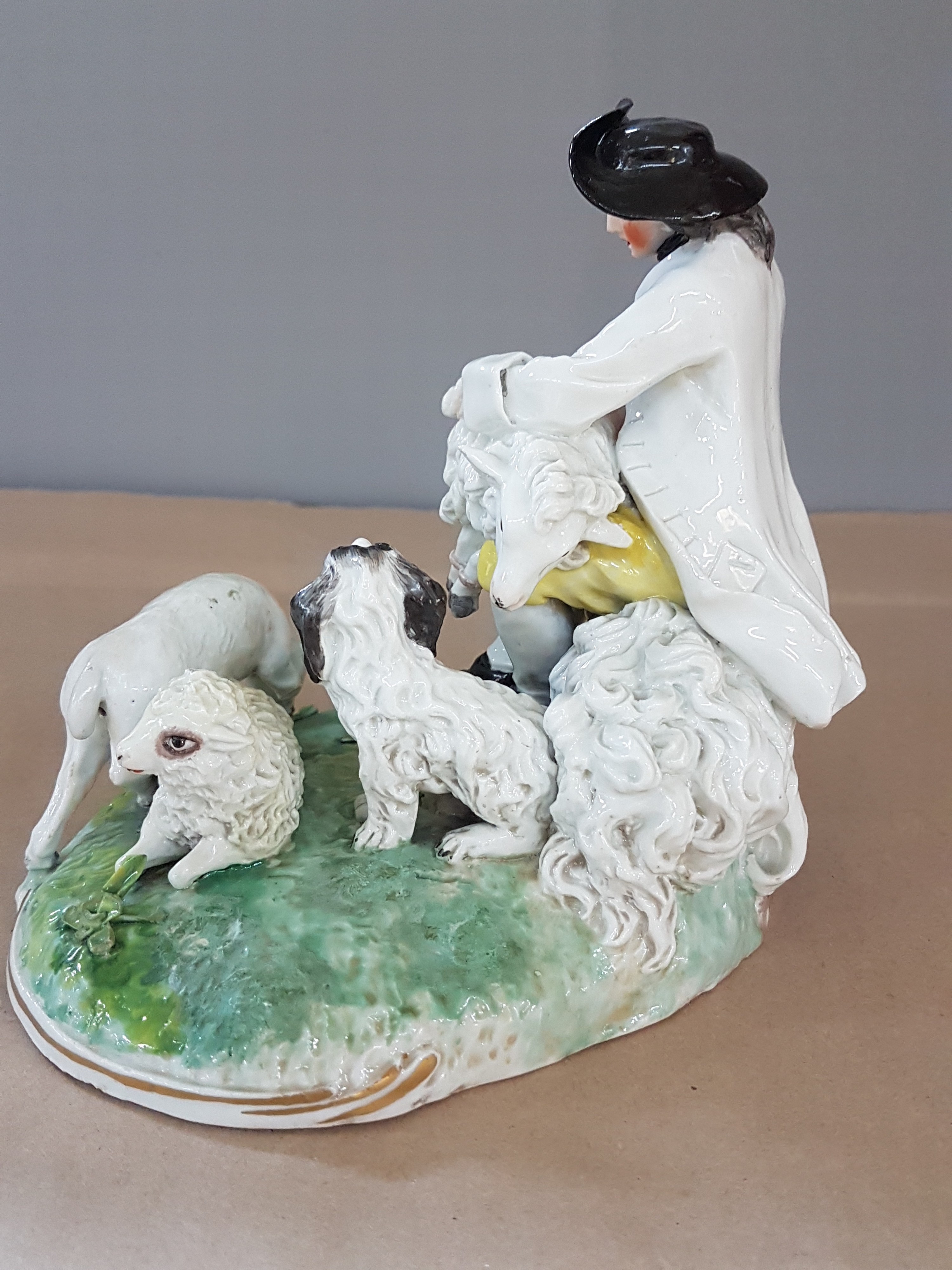 Detail c: Porzellangruppe, Frankenthal, Entwurf Adam Bauer 1773, Schäfer/Schafscherer mit drei Schafen und einem Hütehund, polychrome Bemalung, Grassockel, ...