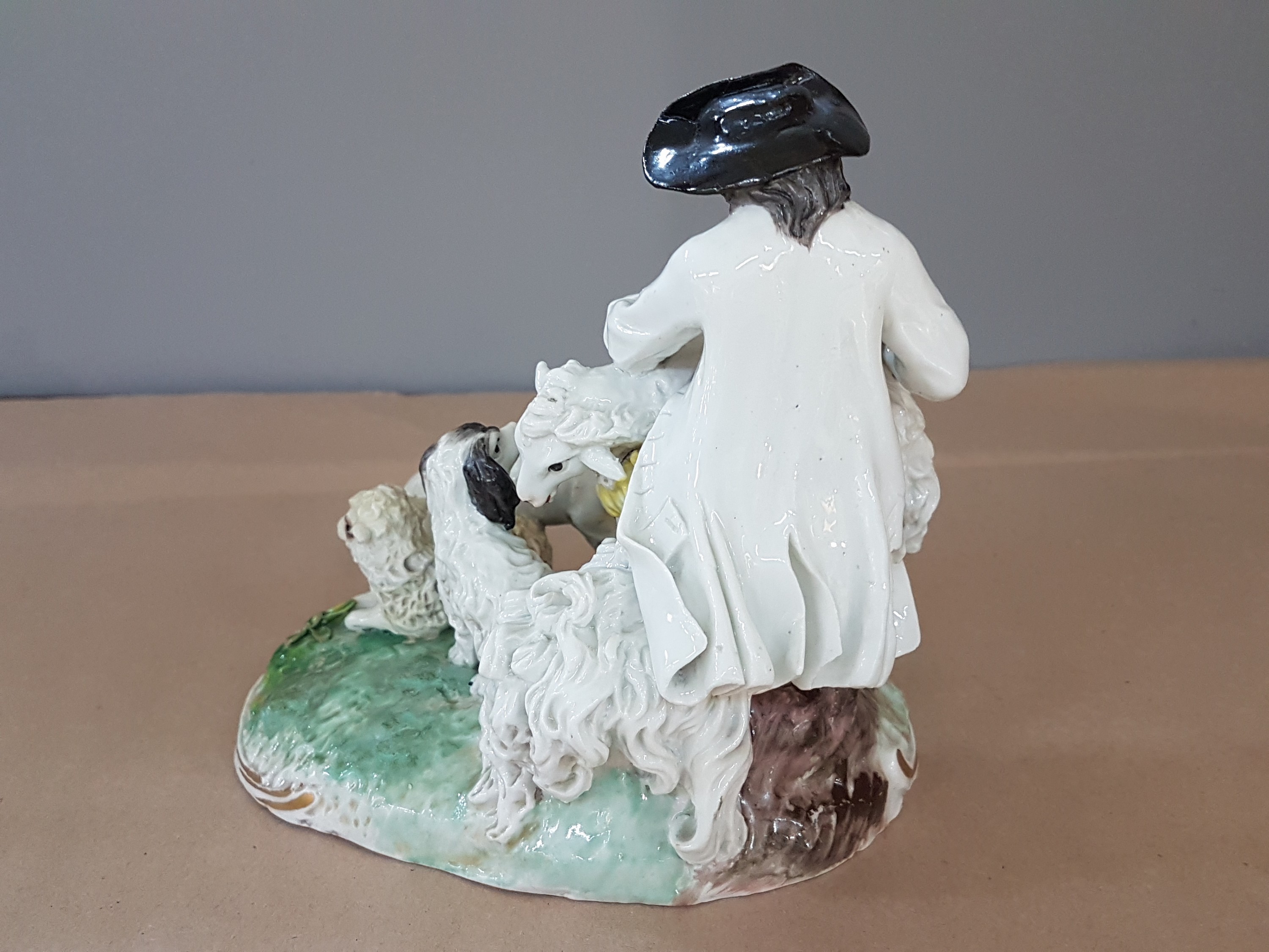 Detail d: Porzellangruppe, Frankenthal, Entwurf Adam Bauer 1773, Schäfer/Schafscherer mit drei Schafen und einem Hütehund, polychrome Bemalung, Grassockel, ...