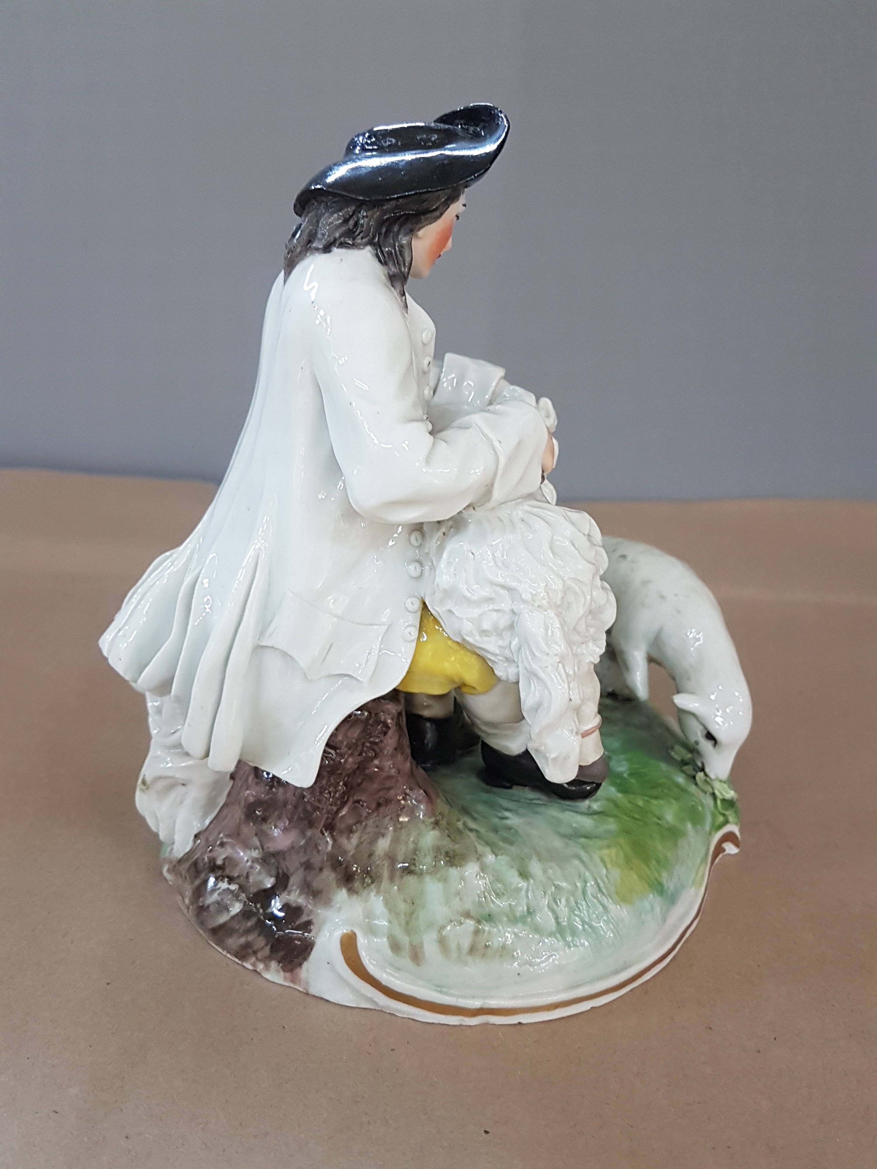 Detail e: Porzellangruppe, Frankenthal, Entwurf Adam Bauer 1773, Schäfer/Schafscherer mit drei Schafen und einem Hütehund, polychrome Bemalung, Grassockel, ...
