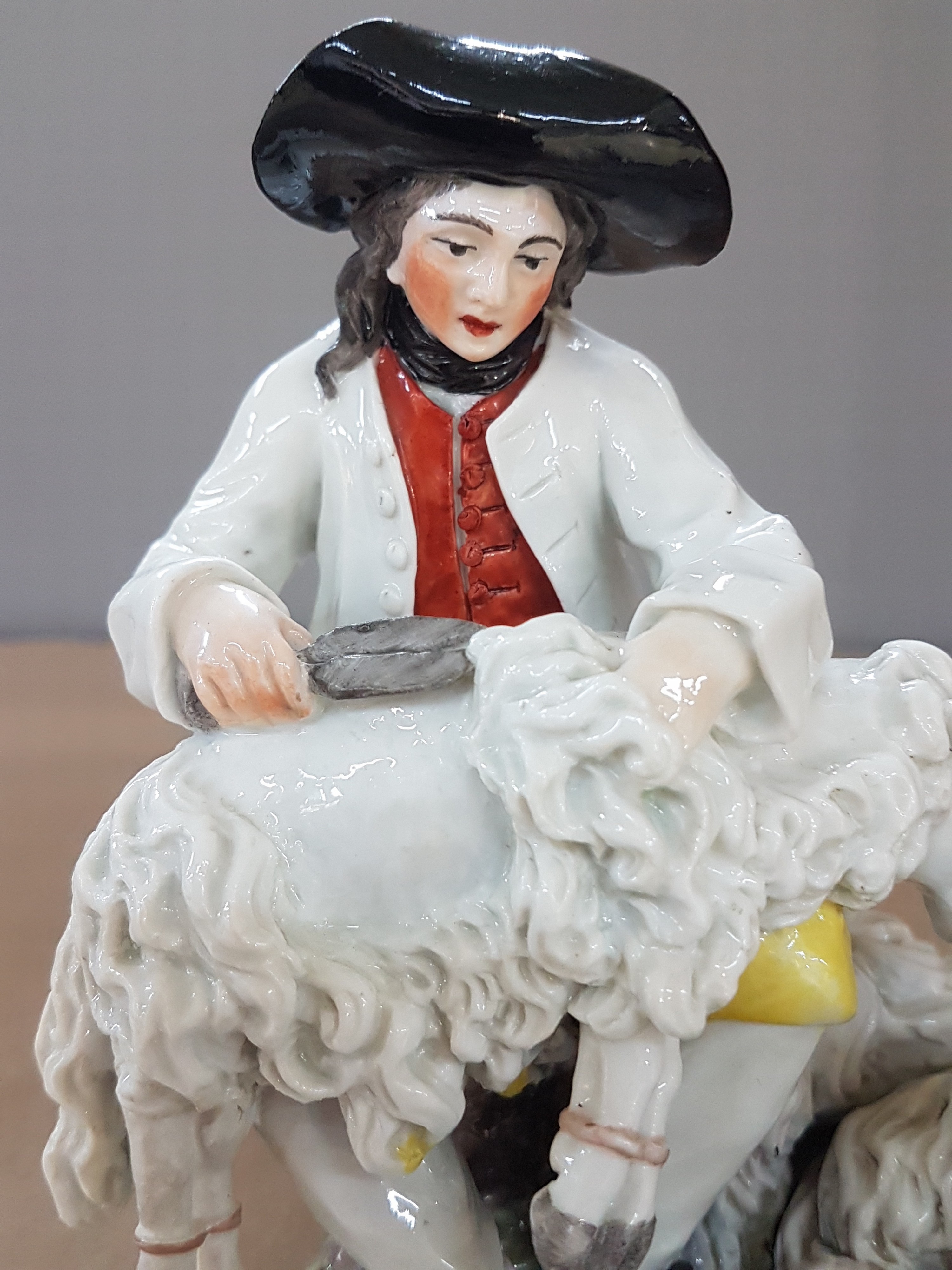Detail f: Porzellangruppe, Frankenthal, Entwurf Adam Bauer 1773, Schäfer/Schafscherer mit drei Schafen und einem Hütehund, polychrome Bemalung, Grassockel, ...