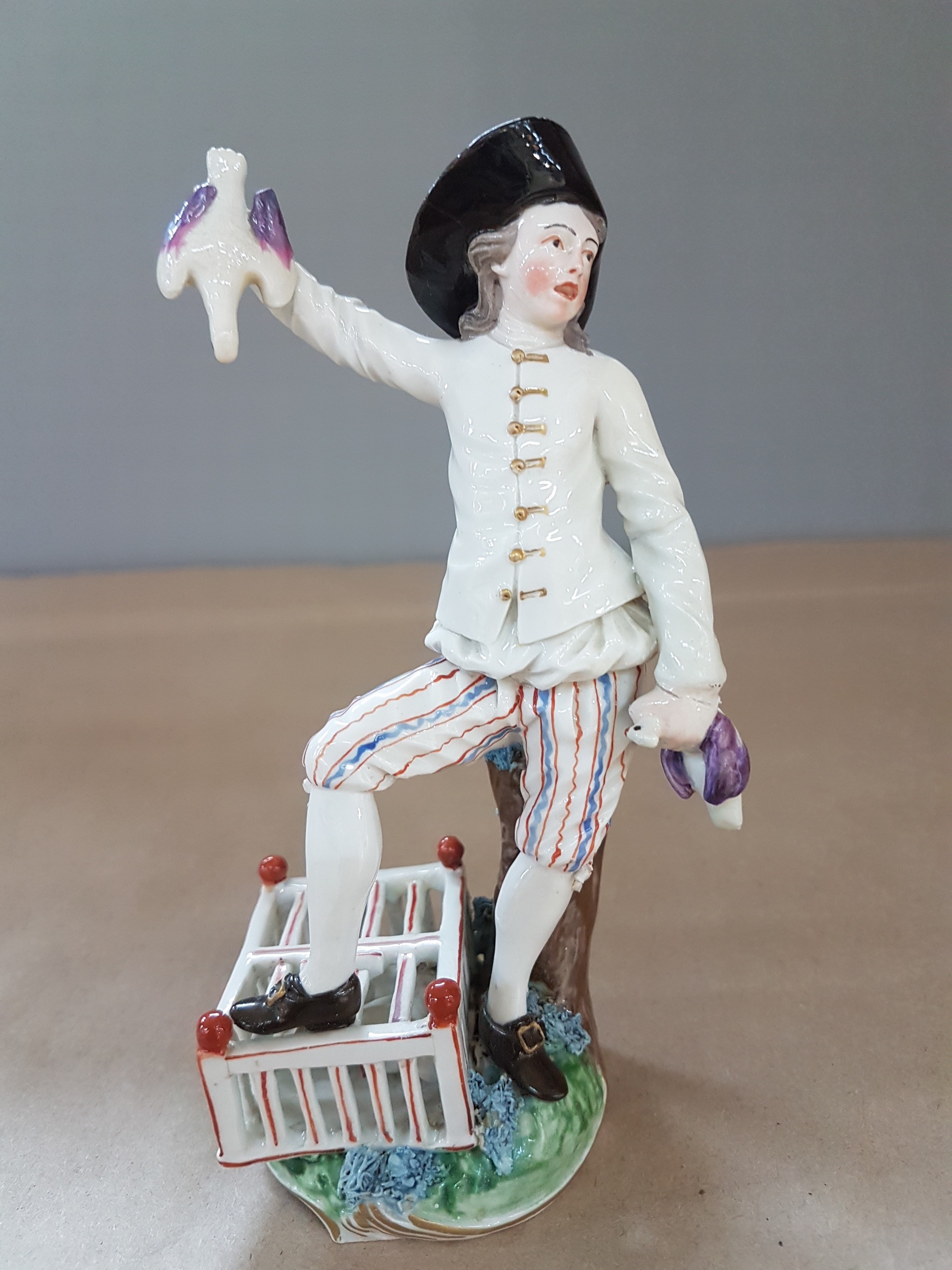 Detail a: Porzellanfigur, Frankenthal, um 1770, Vogelverkäufer, stehender Mann mit Käfig und zwei Tauben, rest. und l. besch., H. ca. 14.5 cm