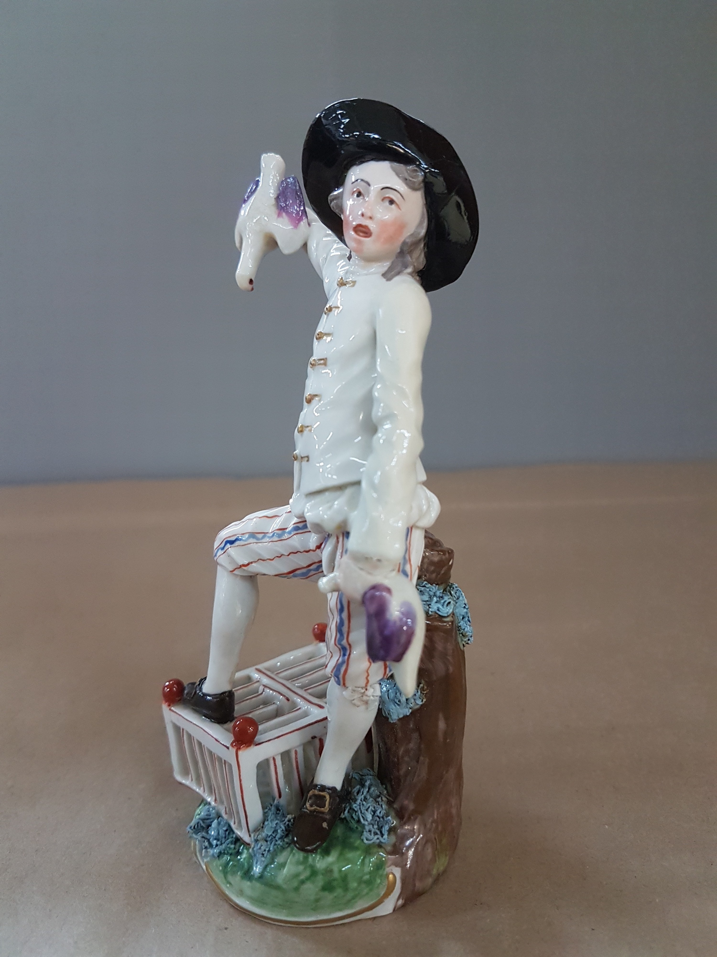 Detail b: Porzellanfigur, Frankenthal, um 1770, Vogelverkäufer, stehender Mann mit Käfig und zwei Tauben, rest. und l. besch., H. ca. 14.5 cm