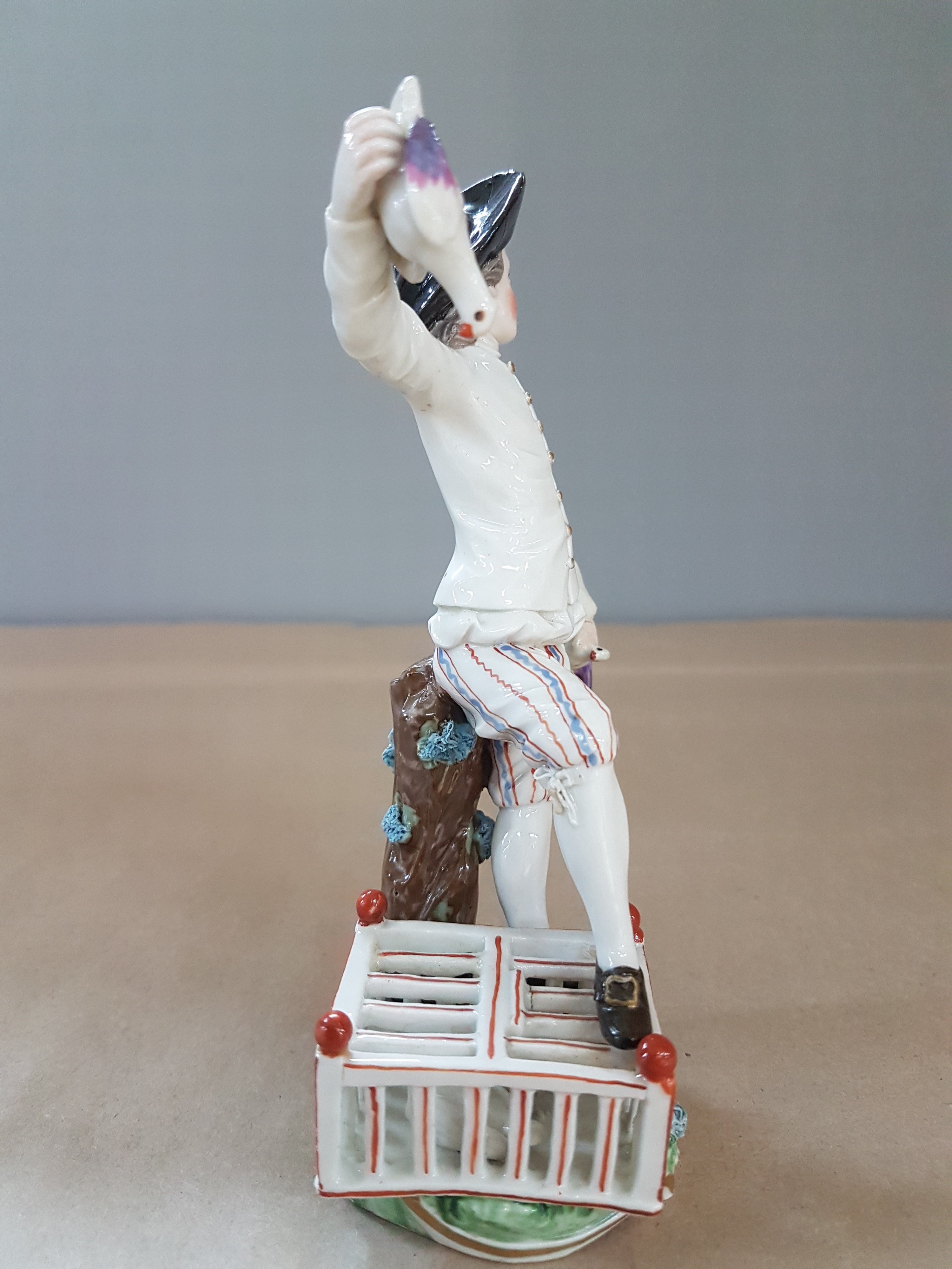Detail d: Porzellanfigur, Frankenthal, um 1770, Vogelverkäufer, stehender Mann mit Käfig und zwei Tauben, rest. und l. besch., H. ca. 14.5 cm