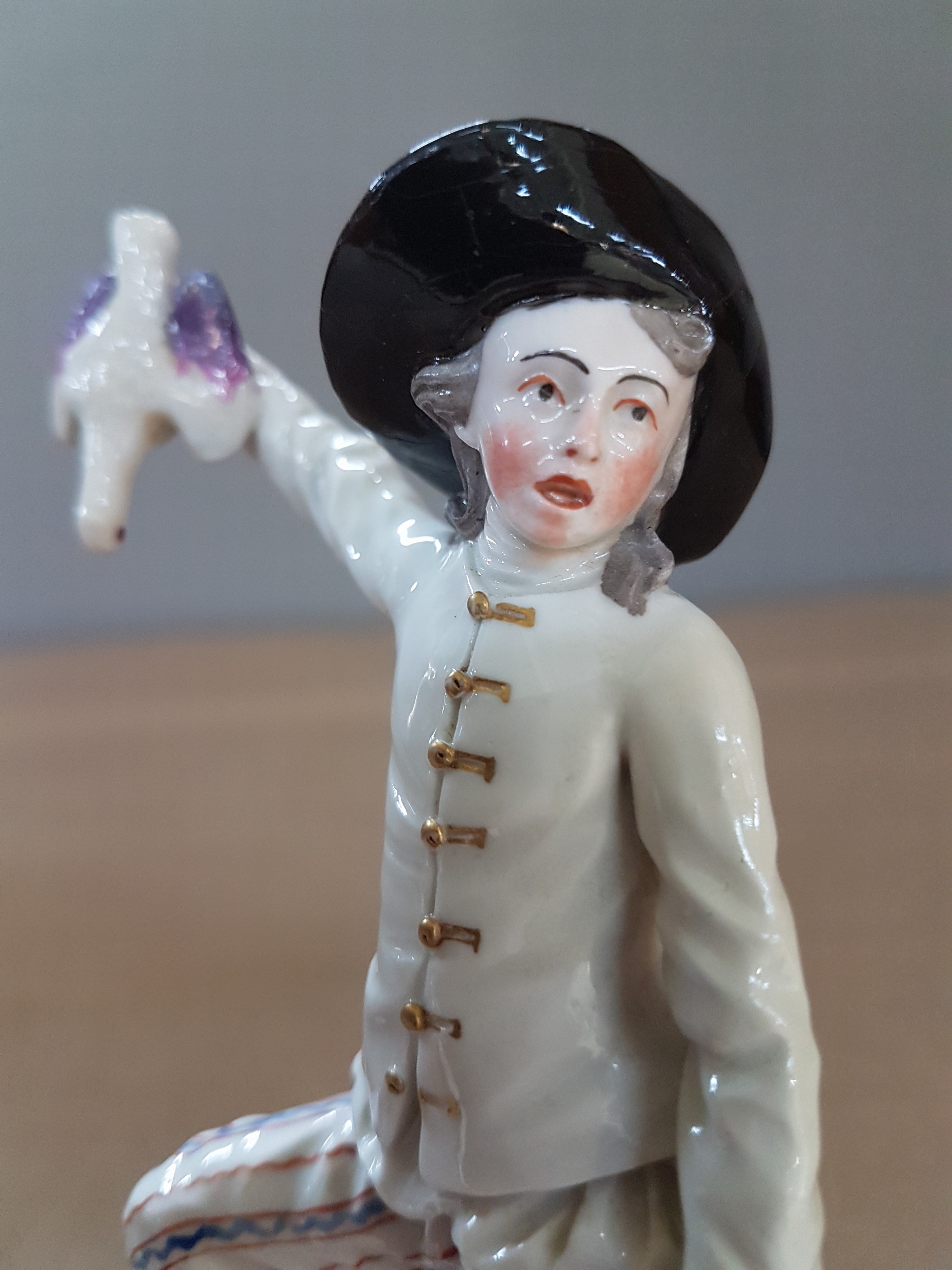 Detail e: Porzellanfigur, Frankenthal, um 1770, Vogelverkäufer, stehender Mann mit Käfig und zwei Tauben, rest. und l. besch., H. ca. 14.5 cm