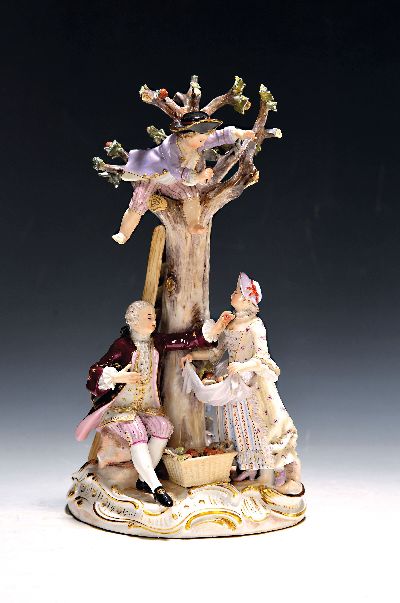 Image Porzellangruppe, Meissen, um 1850-1924, Apfelernte, galantes Paar und zwei Knaben bei ...