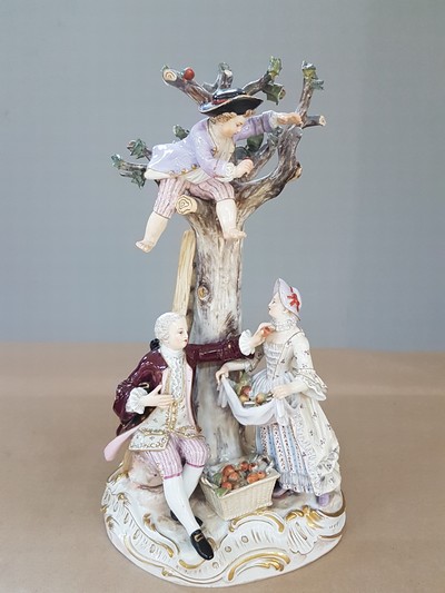 27068041a - Porzellangruppe, Meissen, um 1850-1924, Apfelernte, galantes Paar und zwei Knaben bei ...