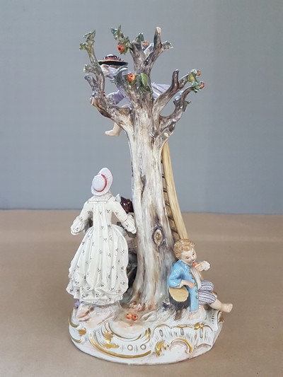 27068041c - Porzellangruppe, Meissen, um 1850-1924, Apfelernte, galantes Paar und zwei Knaben bei ...