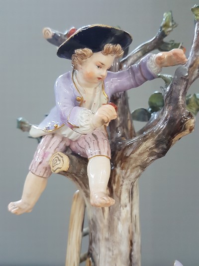27068041g - Porzellangruppe, Meissen, um 1850-1924, Apfelernte, galantes Paar und zwei Knaben bei ...