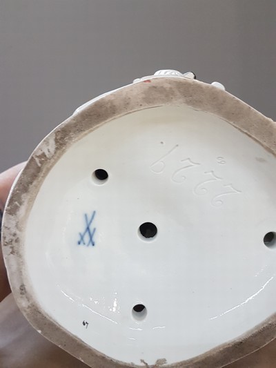 27068041j - Porzellangruppe, Meissen, um 1850-1924, Apfelernte, galantes Paar und zwei Knaben bei ...