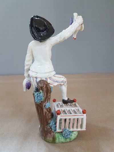 27068083c - Porzellanfigur, Frankenthal, um 1770, Vogelverkäufer, stehender Mann mit Käfig und ...