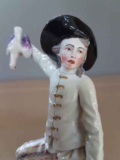 27068083e - Porzellanfigur, Frankenthal, um 1770, Vogelverkäufer, stehender Mann mit Käfig und ...