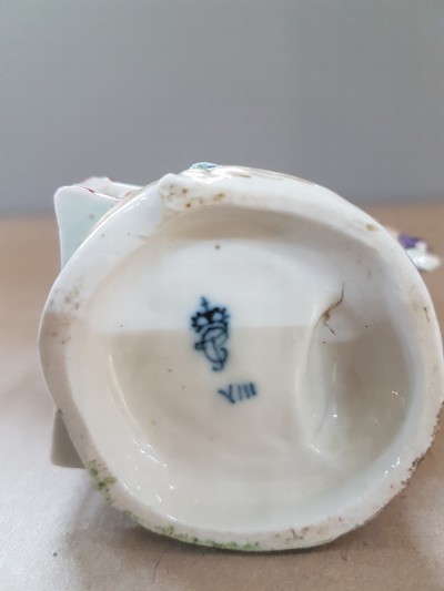 27068083f - Porzellanfigur, Frankenthal, um 1770, Vogelverkäufer, stehender Mann mit Käfig und ...